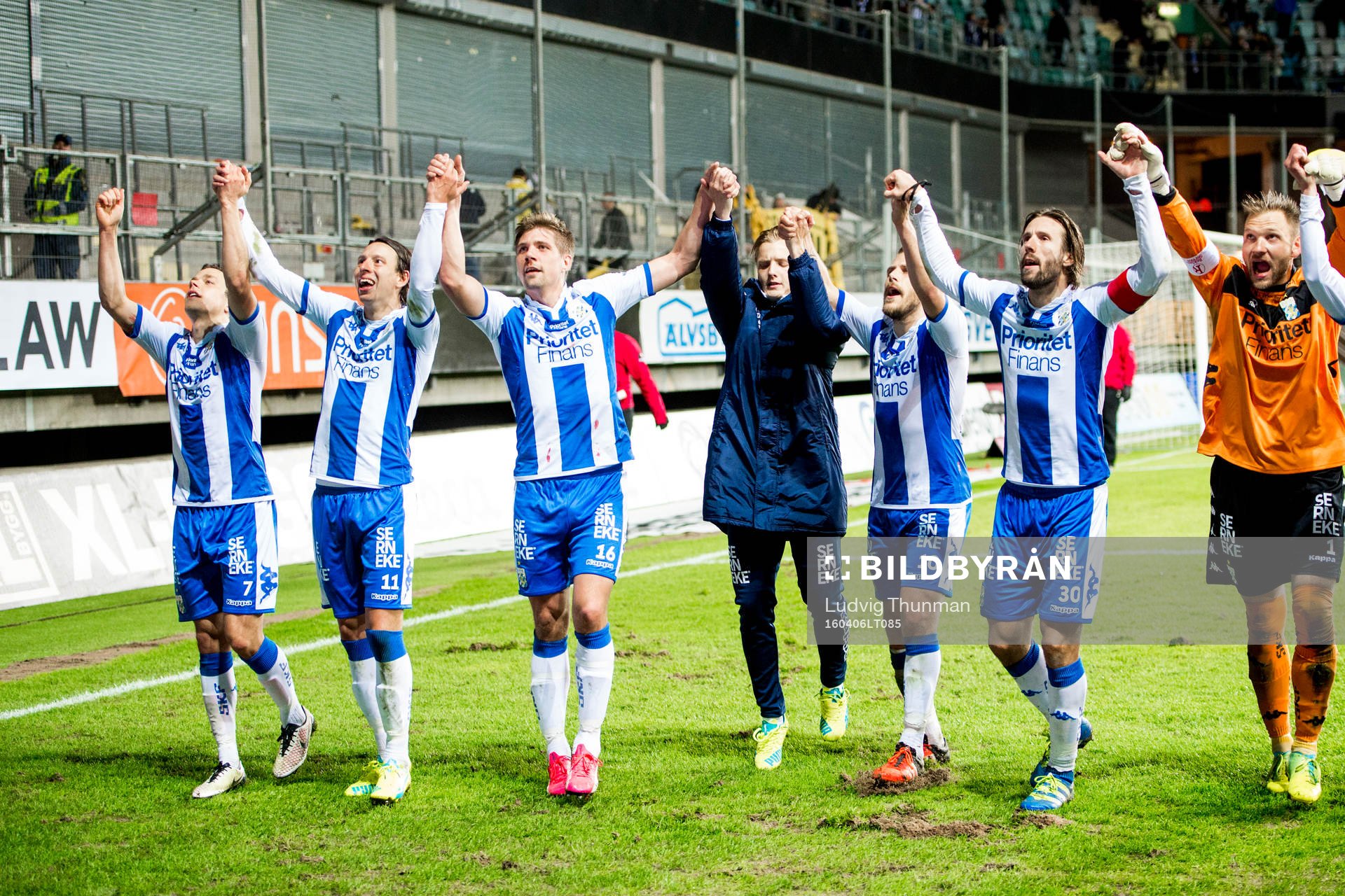 IFK Göteborgs spelare tackar publiken