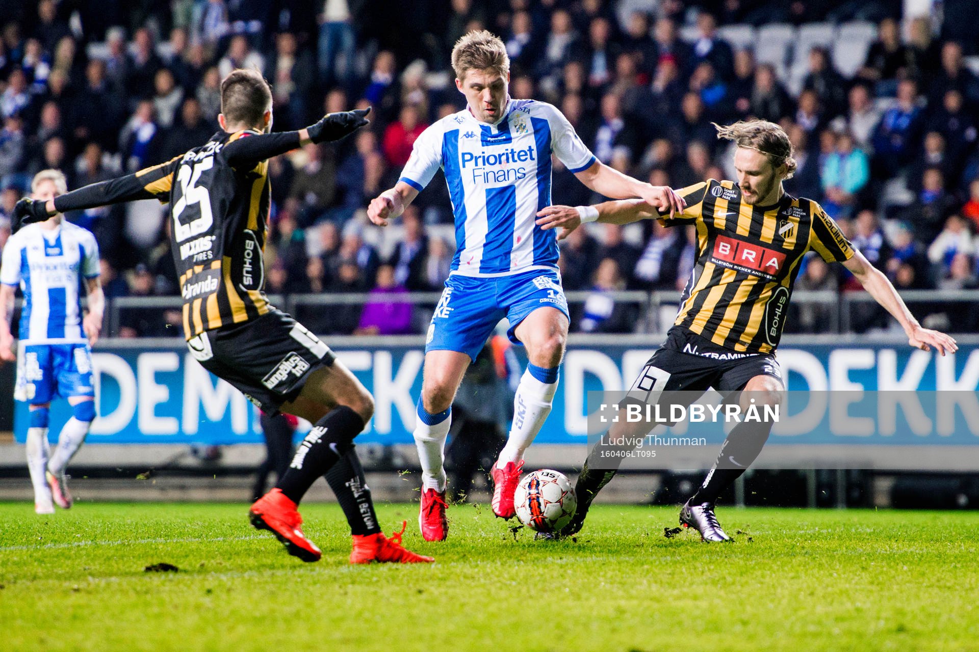 IFK Göteborgs Mikael Boman bevakas av Häckens Egzon