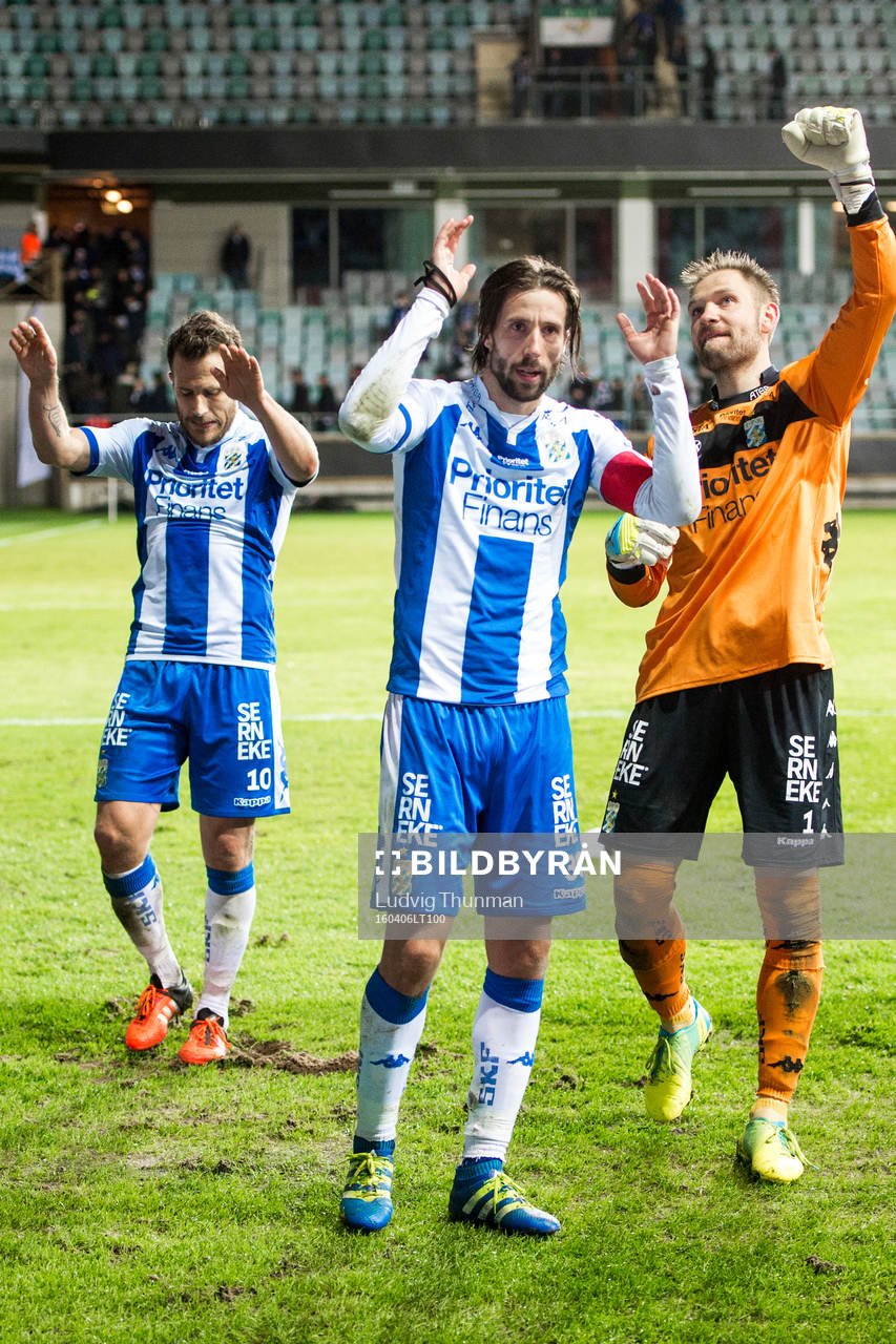 IFK Göteborgs Tobias Hysén, Mattias Bjärsmyr och målvakt John Alvbåge tackar publiken efter fotbollsmatchen i Allsvenskan mellan IFK Göteborg och Häcken den 6 april 2016 i Göteborg.