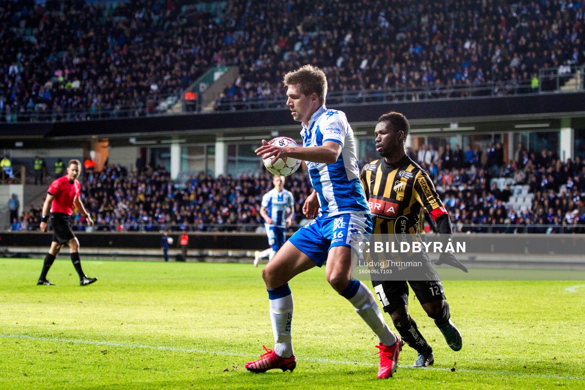 IFK Göteborgs Mikael Boman jagas av Häckens Mohammed