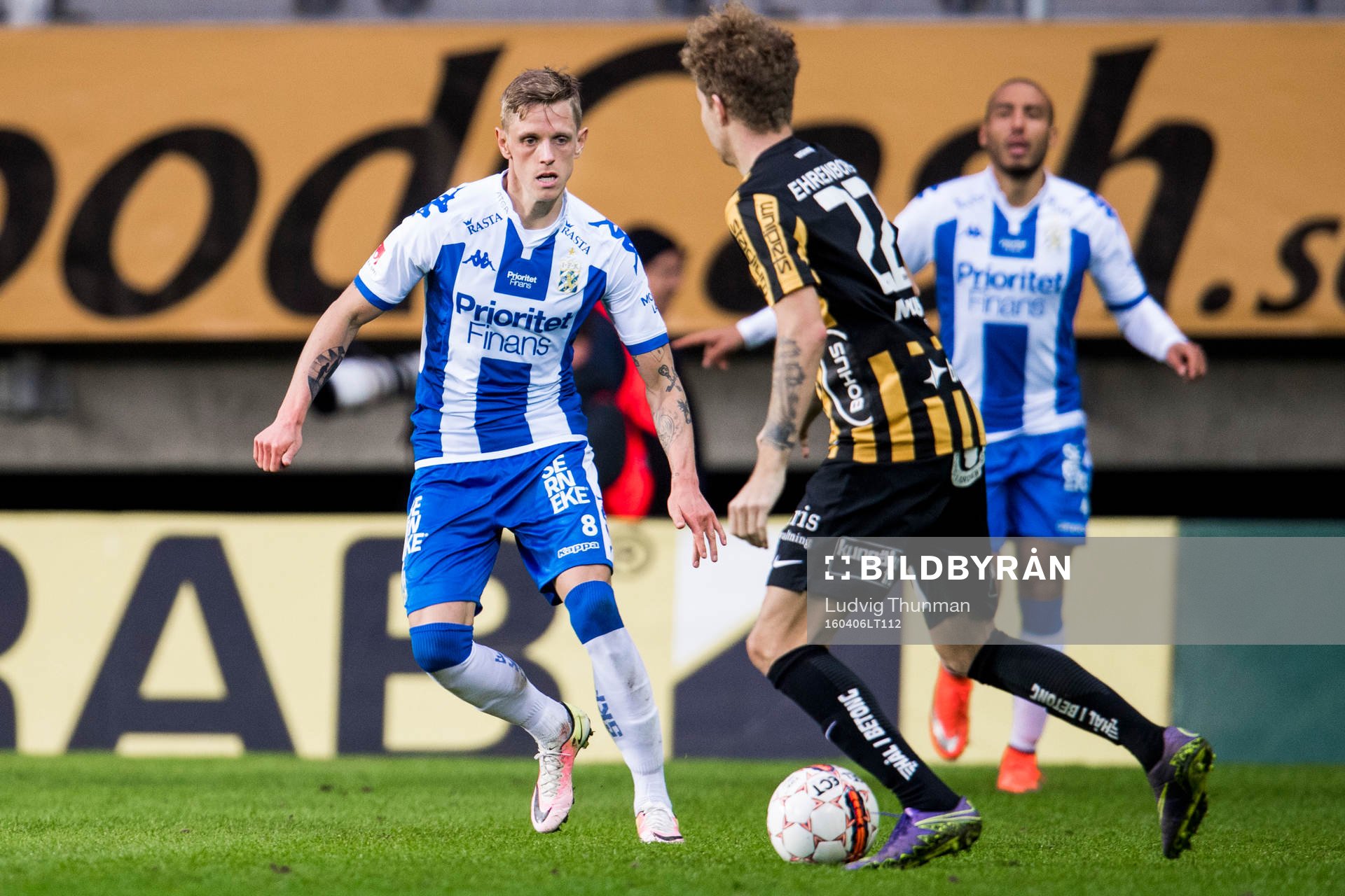 IFK Göteborgs Sören Rieks bevakar Häckens Samuel