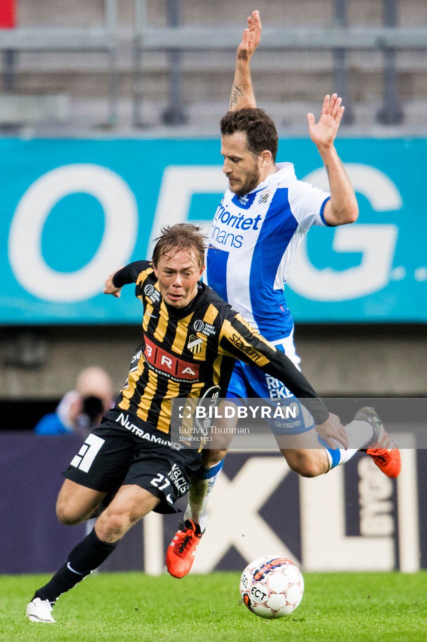 Häckens Joel Andersson bryter framför IFK Göteborgs