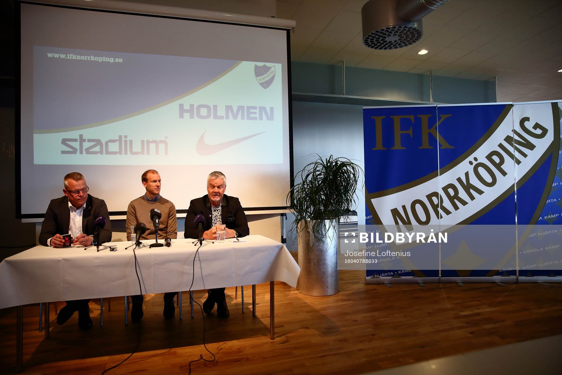 Jan Andersson, Andreas Johansson och Peter Hunt under en presskonferens anordnad av IFK Norrköping angående Jan Anderssons nya uppdrag som förbundskapten för svenska landslaget den 7 april 2016 i Norrköping.