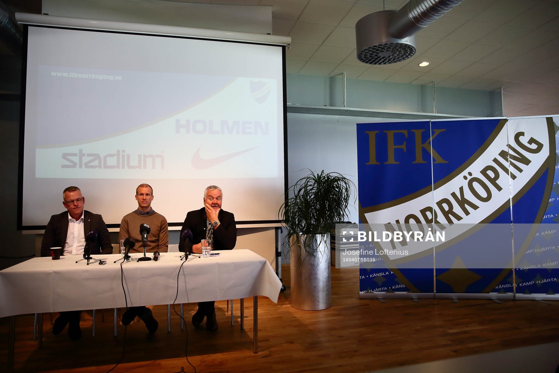 Jan Andersson, Andreas Johansson och Peter Hunt under en presskonferens anordnad av IFK Norrköping angående Jan Anderssons nya uppdrag som förbundskapten för svenska landslaget den 7 april 2016 i Norrköping.