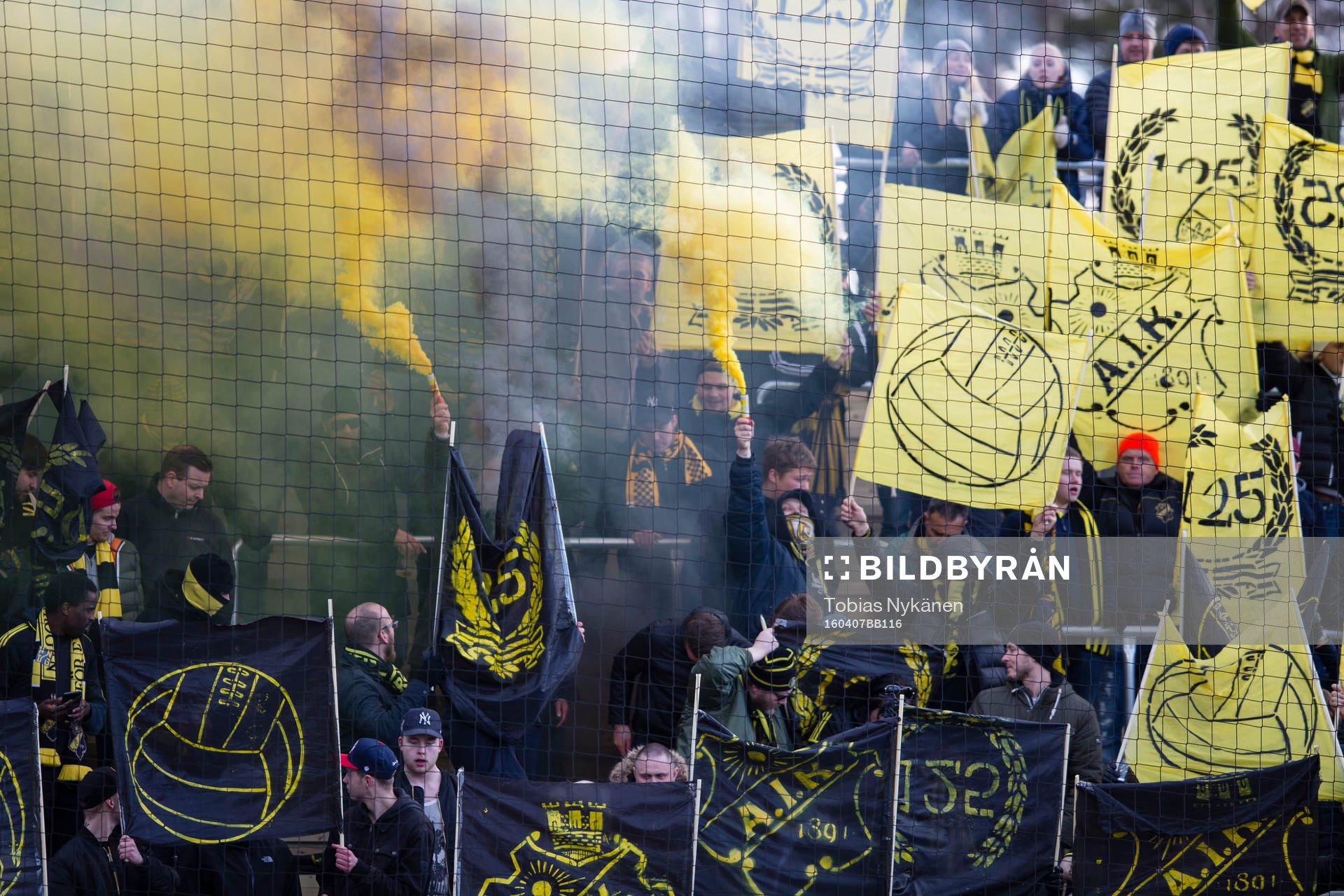 delar av AIKs klack eldar bengaler