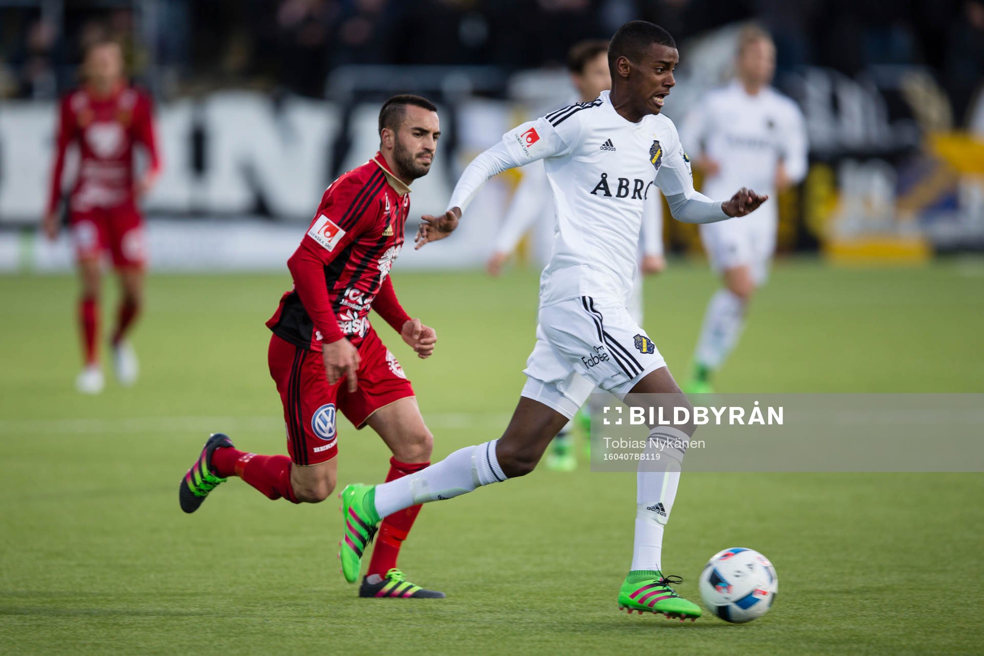 AIKs Alexander Isak mot Östersunds Brwa Nouri