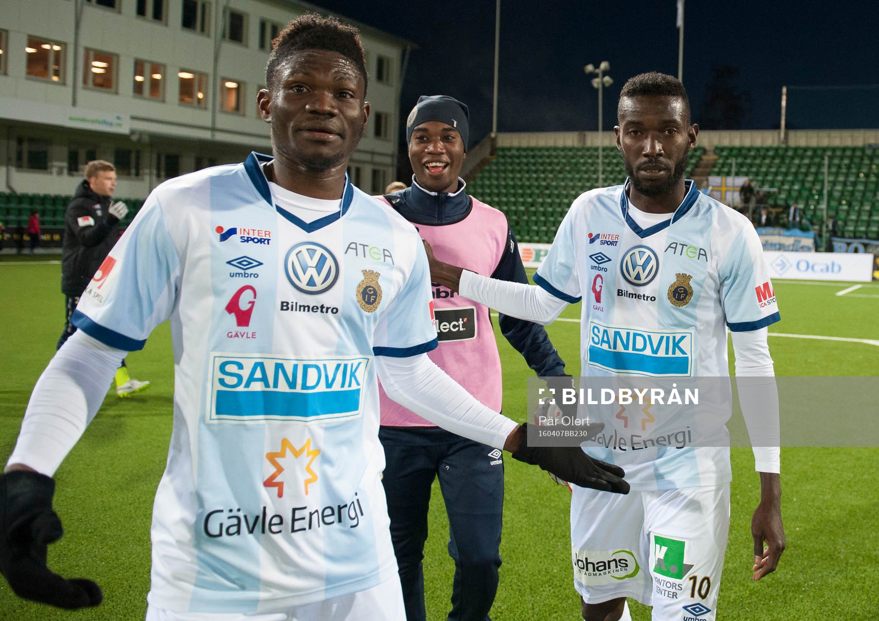 Gefles Kwame Bonsu & Dioh Williams jublar efter vinsten under fotbollsmatchen i Allsvenskan mellan GIF Sundsvall och Gefle IF den 7 April 2016 i Sundsvall.