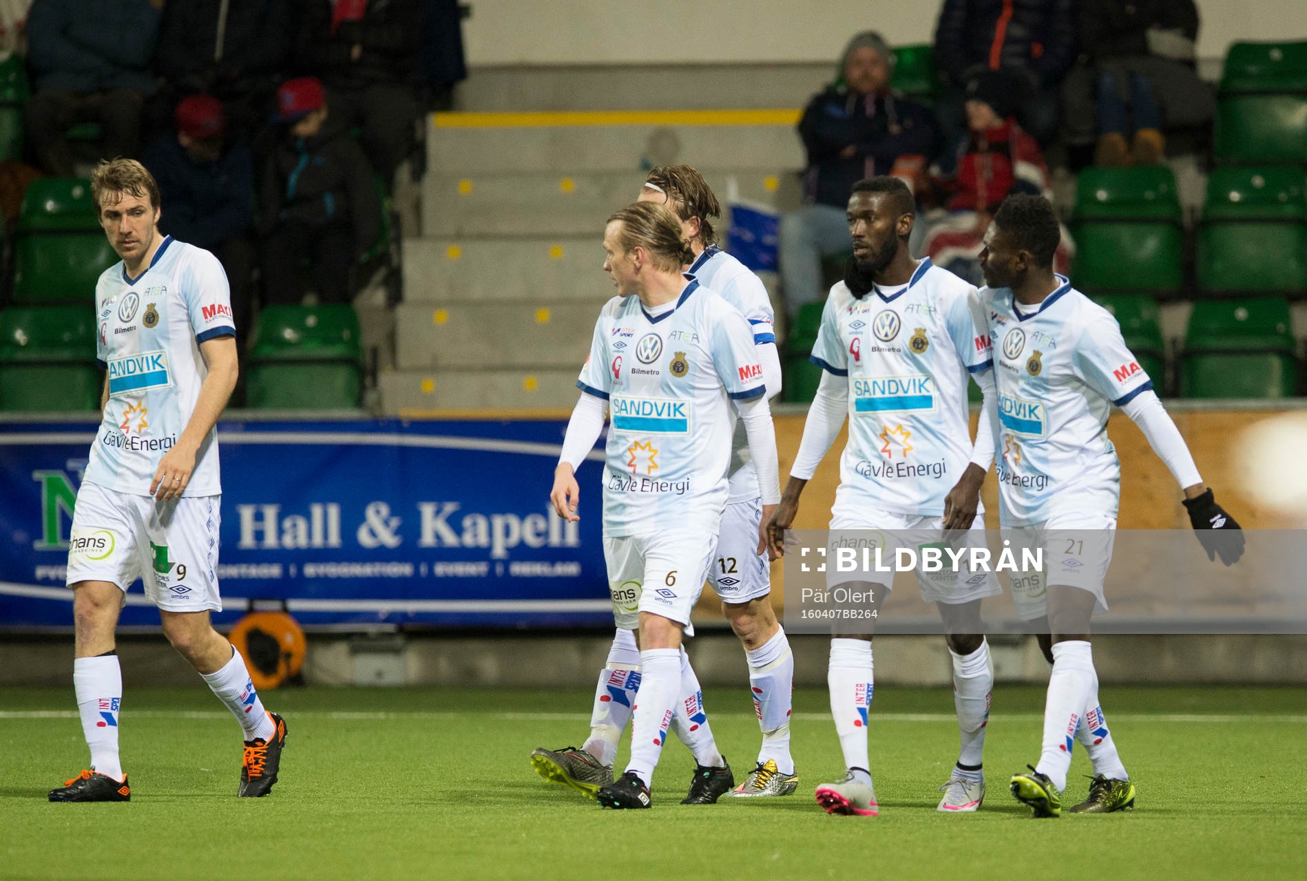 Gefles Dioh Williams och Kwame Bonsu jublar efter 1-2 under fotbollsmatchen i Allsvenskan mellan GIF Sundsvall och Gefle IF den 7 April 2016 i Sundsvall.