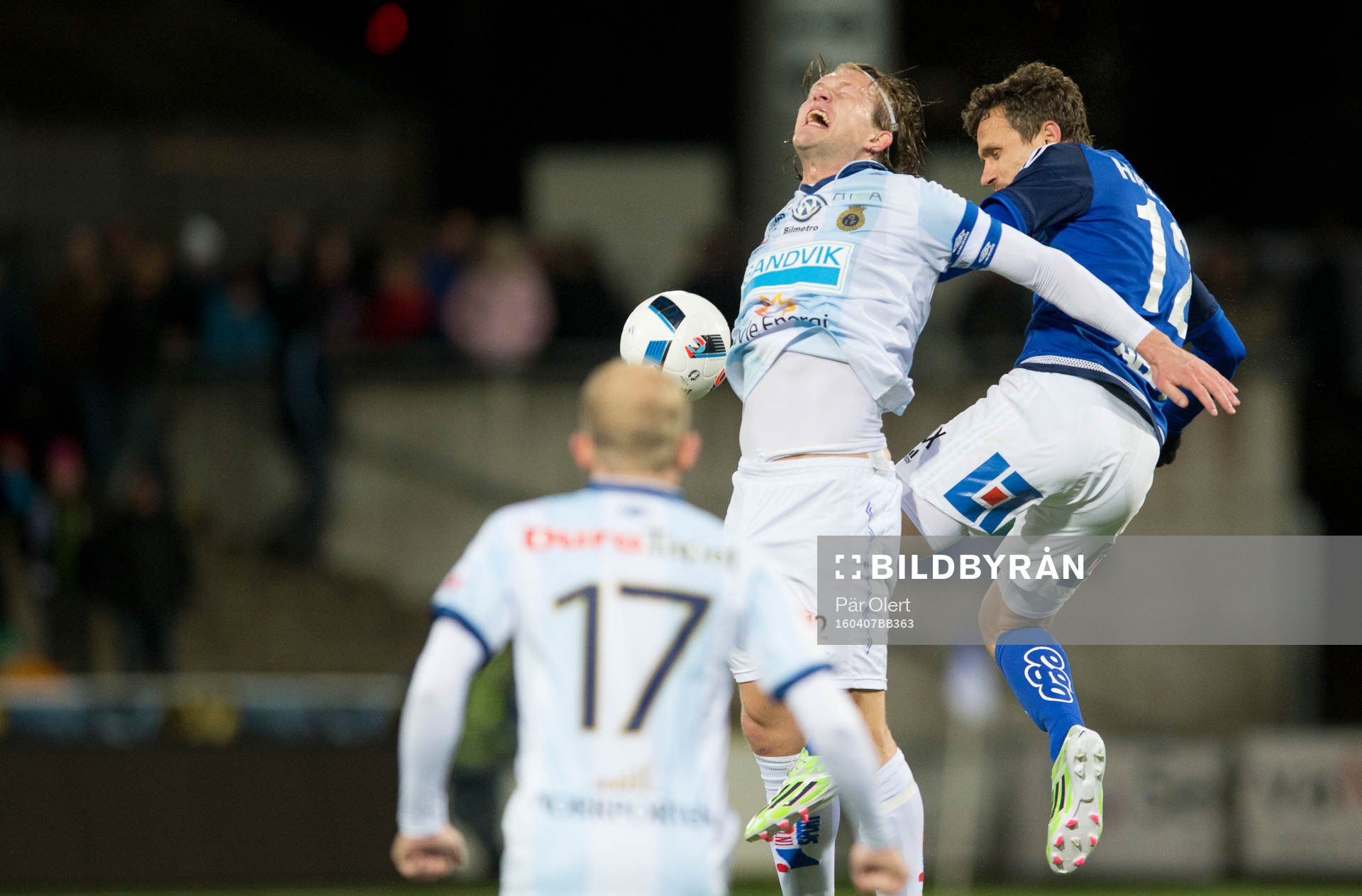 Gefles Anders Bååth i nickduell med Sundsvalls Shaeptim Hasani under fotbollsmatchen i Allsvenskan mellan GIF Sundsvall och Gefle IF den 7 April 2016 i Sundsvall.