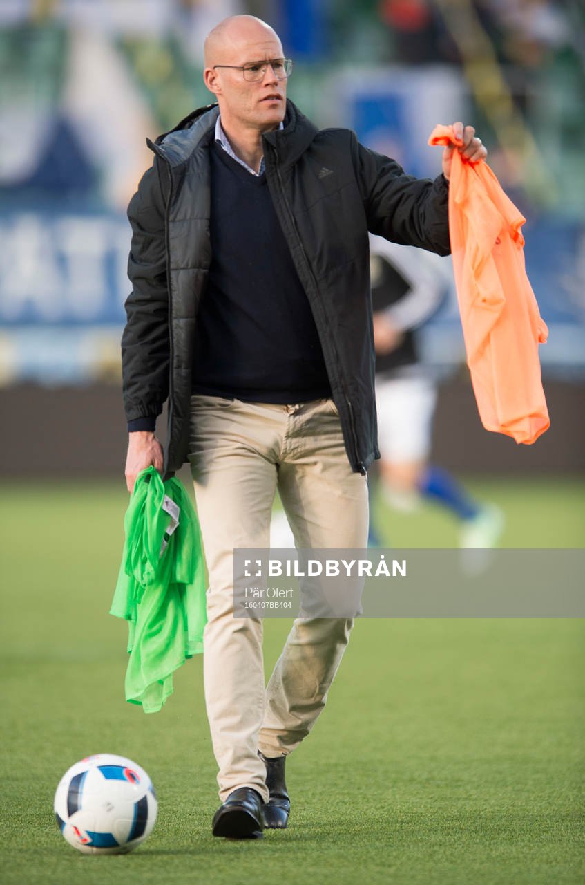 tränare Joel Cedergren hjälper till