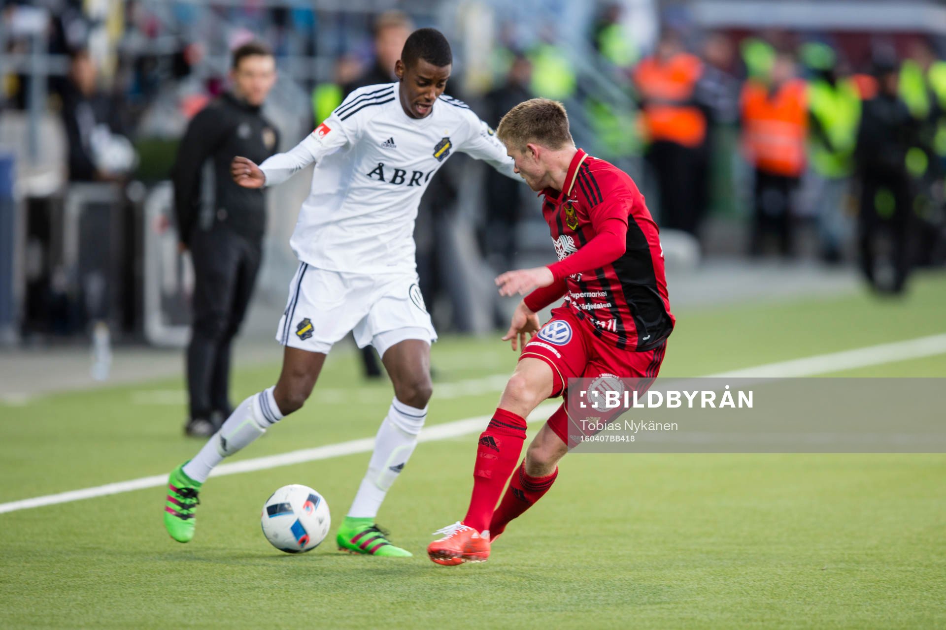 AIKs Alexander Isak mot Östersunds Dennis Widgren