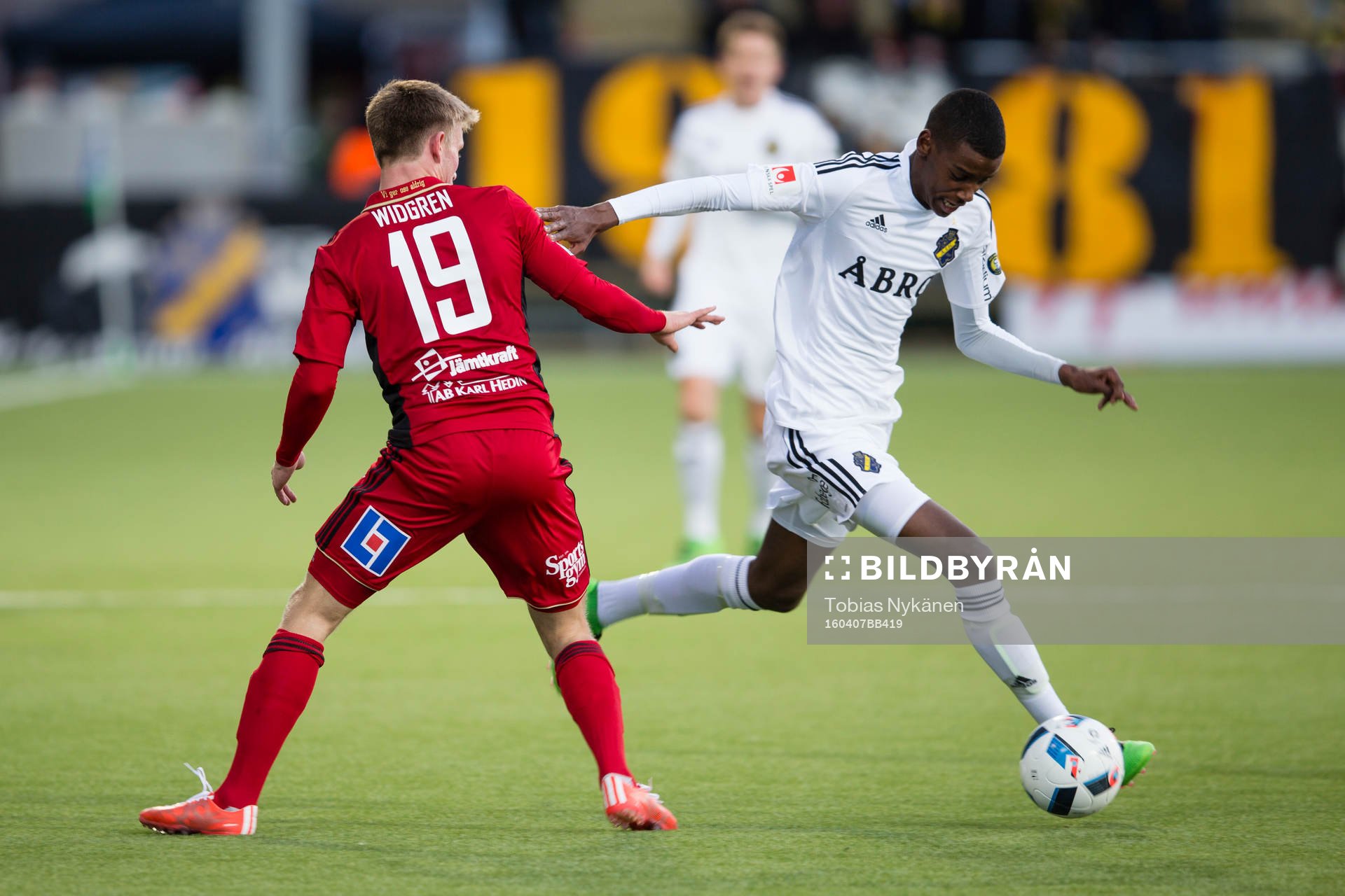 AIKs Alexander Isak mot Östersunds Dennis Widgren