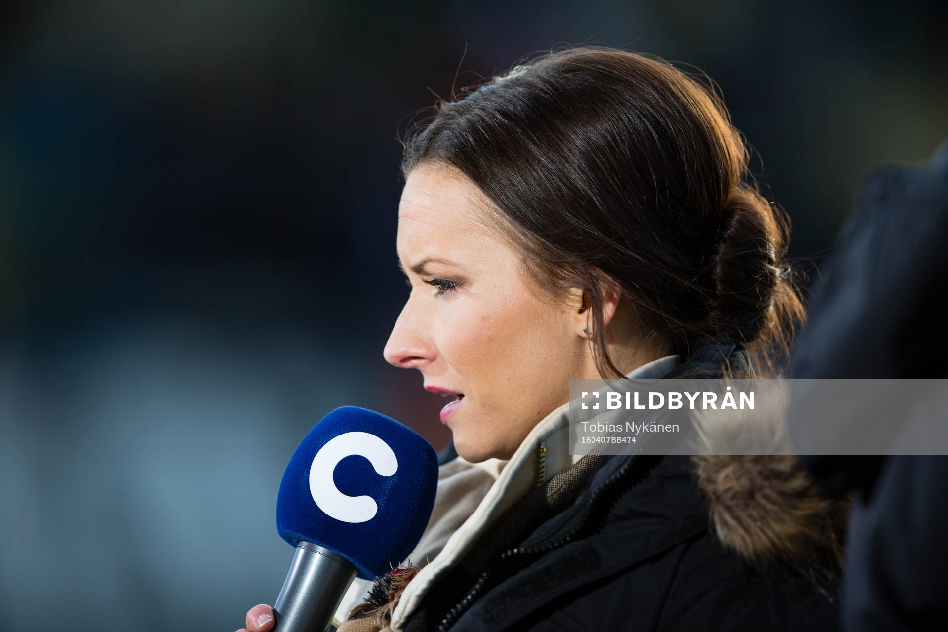C-Mores reporter Camilla Nordlund under fotbollsmatchen i Allsvenskan mellan Östersund och AIK den 7 april 2016 i Östersund.