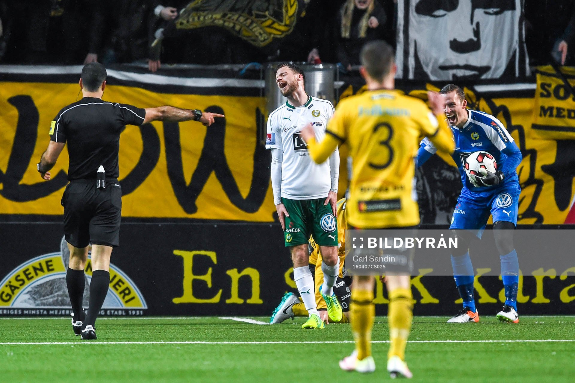 Hammarbys Arnor Smarason och målvakt Ögmundur Kristinsson