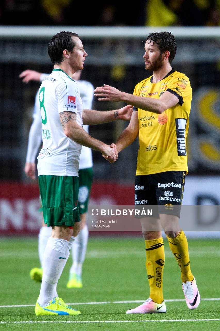 Hammarbys Johan Persson tar i hand med Elfsborgs Marcus