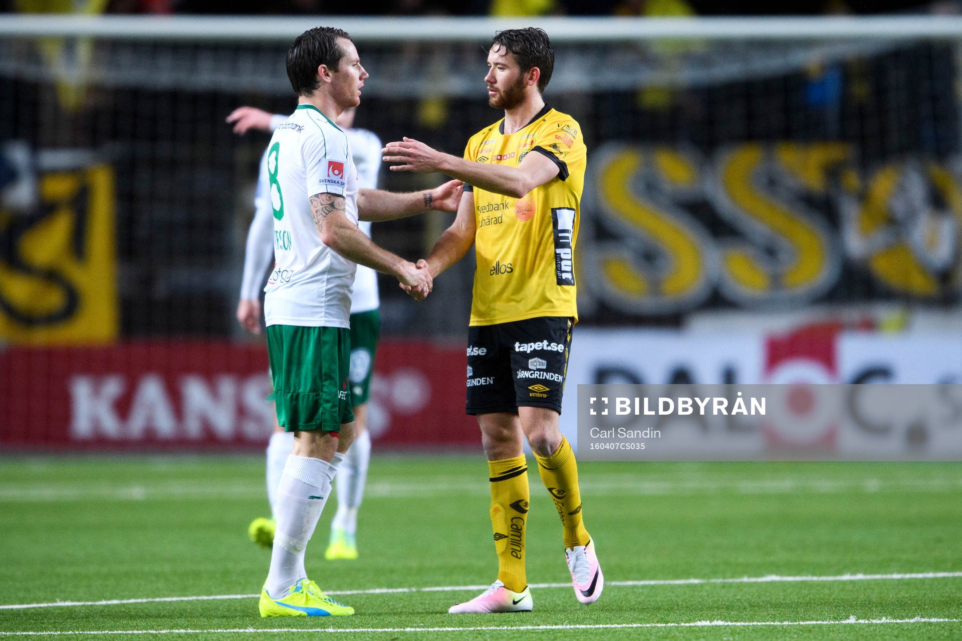 Hammarbys Johan Persson tar i hand med Elfsborgs Marcus