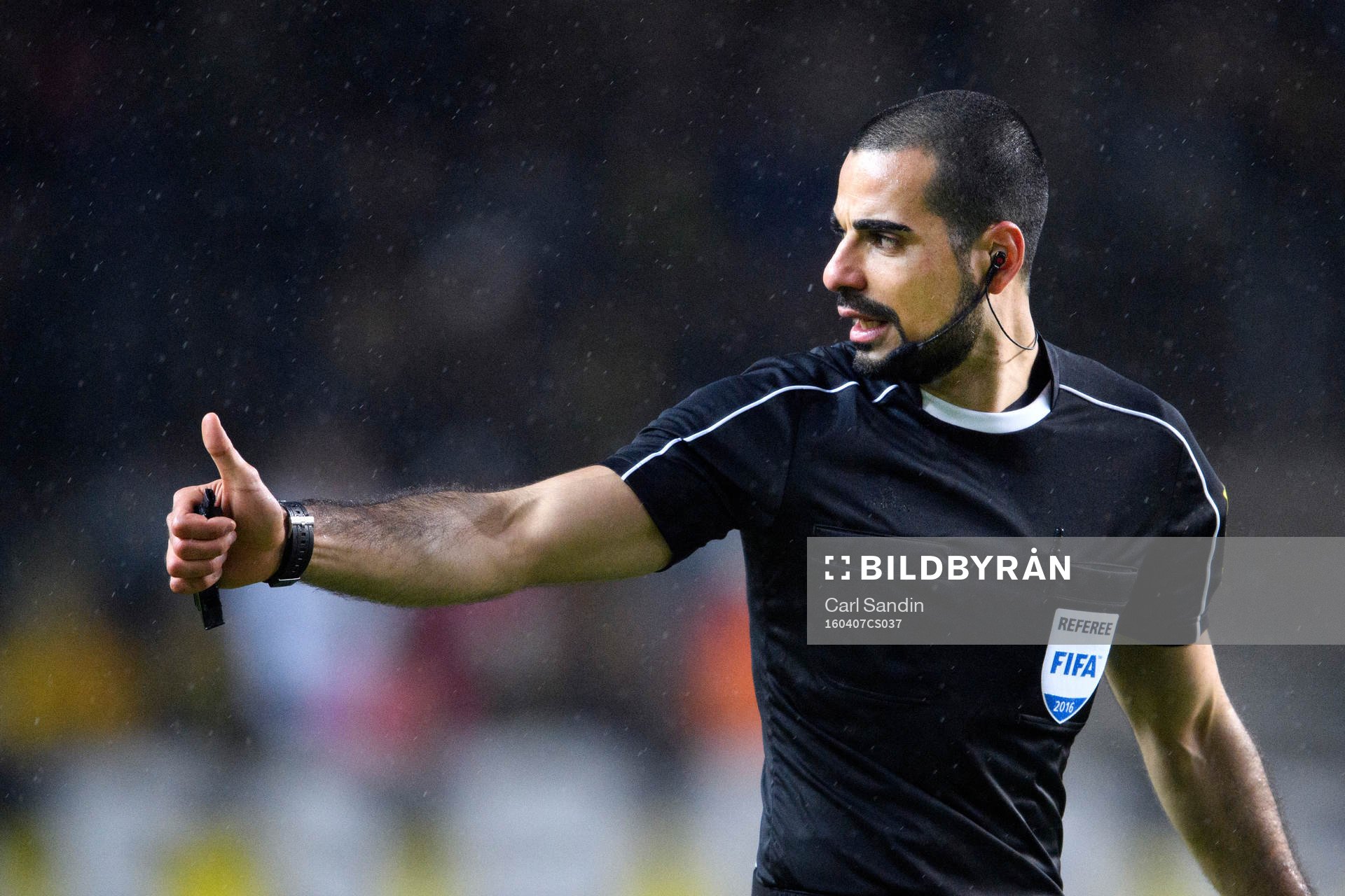 Domare Mohammed Al-Hakim gör tummen upp