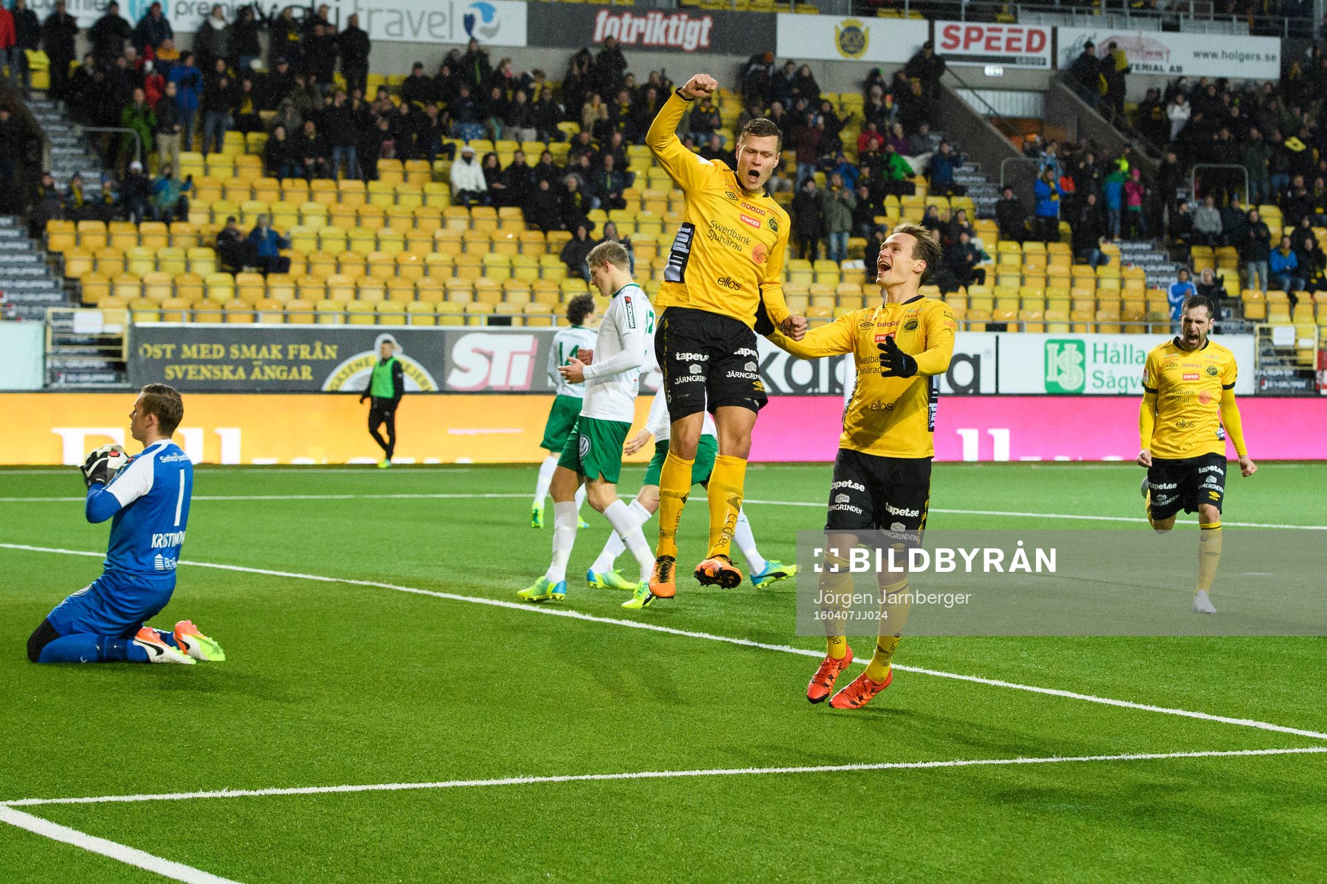Elfsborgs Viktor Claesson jublar efter att gjort 2-0 under fotbollsmatchen i Allsvenskan mellan Elfsborg och Hammarby den 7 april 2016 i BORÅS.