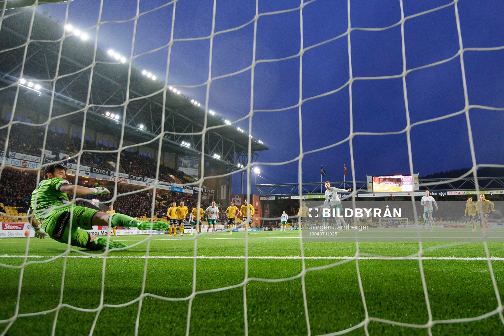Hammarbys Arnor Smarason gör 2-1 på straff