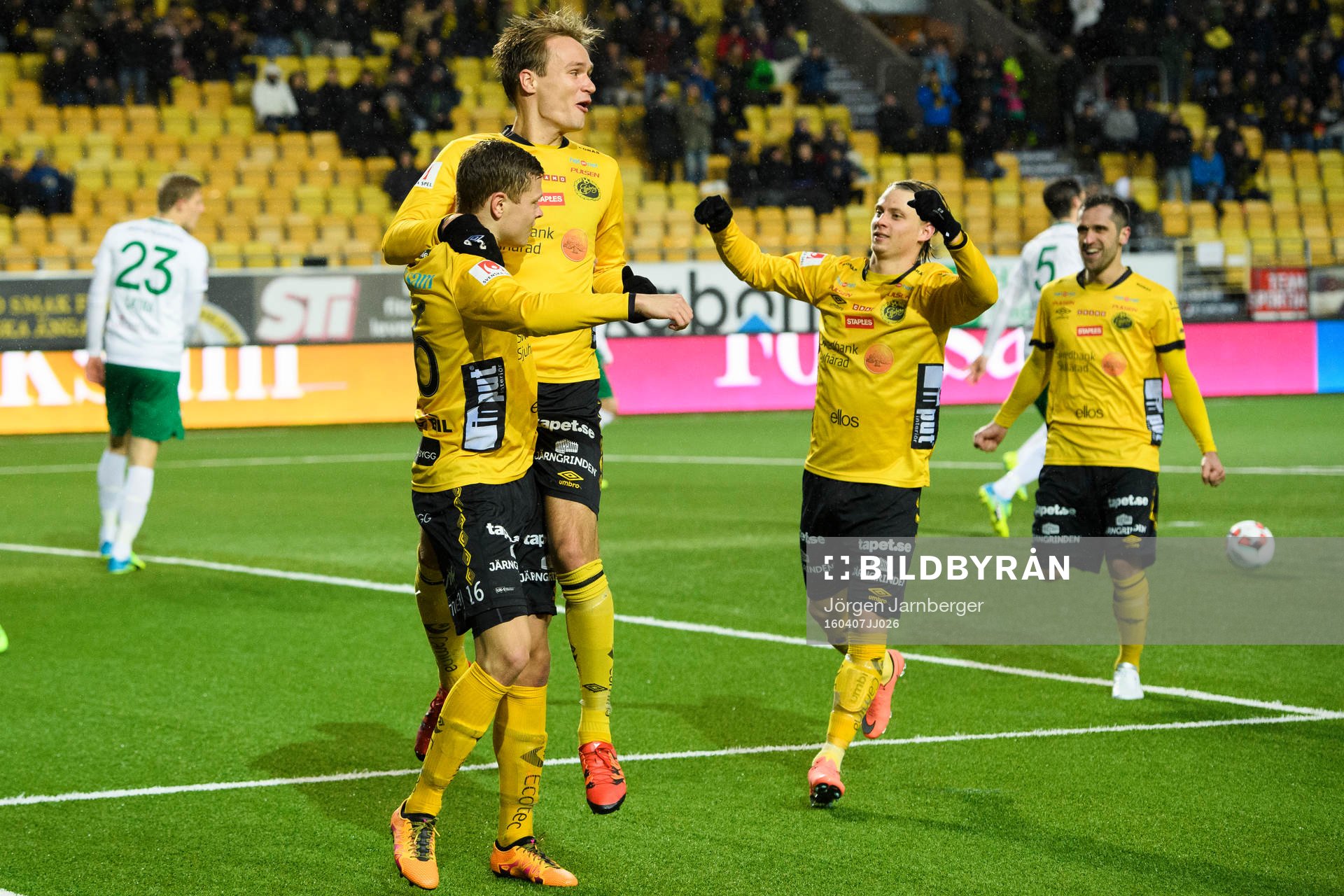 Elfsborgs Viktor Claesson jublar ihop med Viktor Prodell,