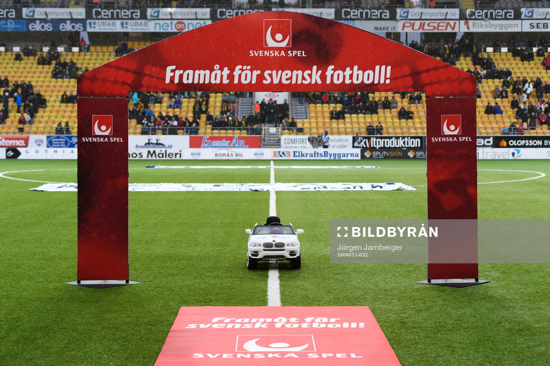 Svenska spel innan fotbollsmatchen i Allsvenskan mellan