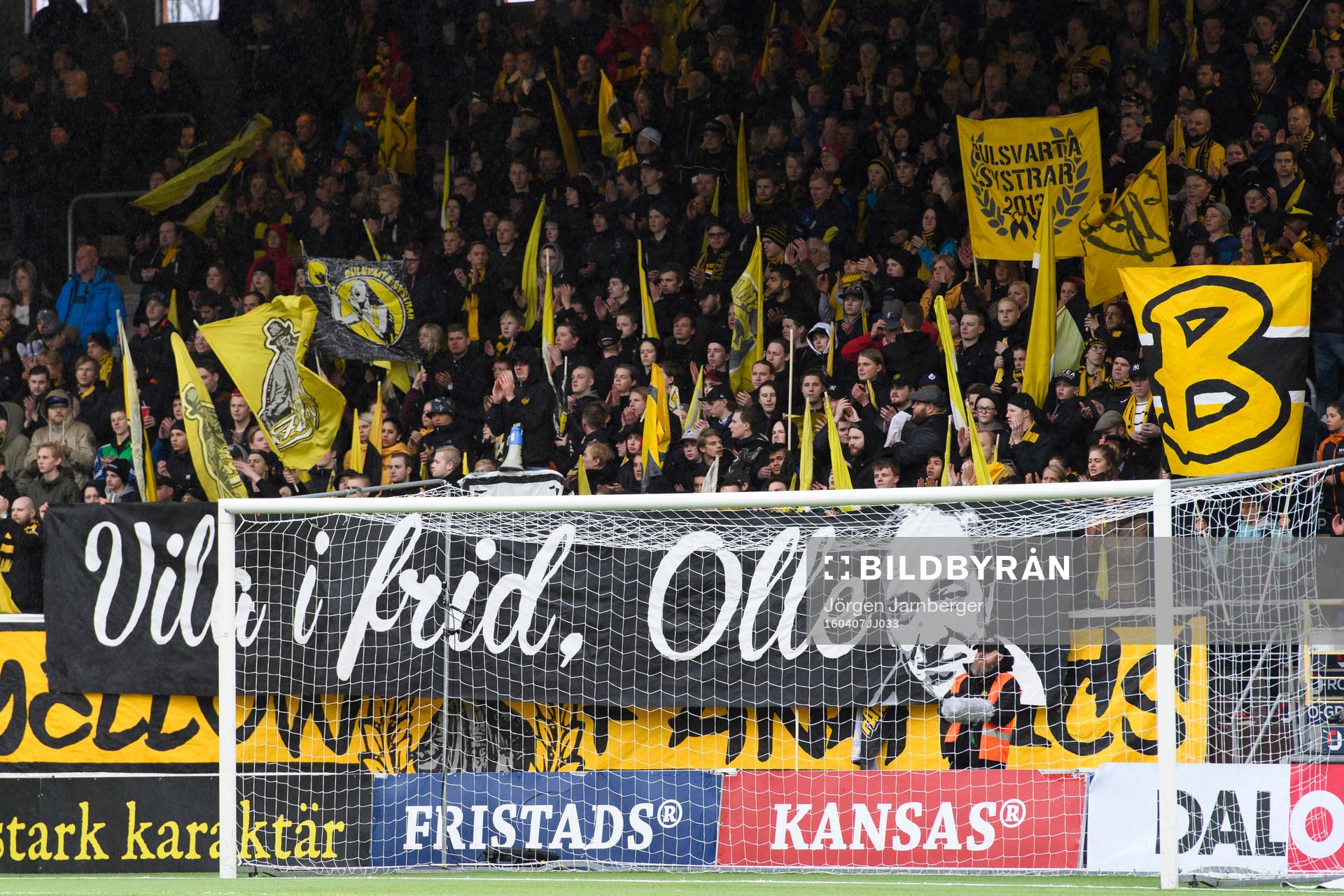 Elfsborgs supportrar med banderollen vila i frid, Olle
