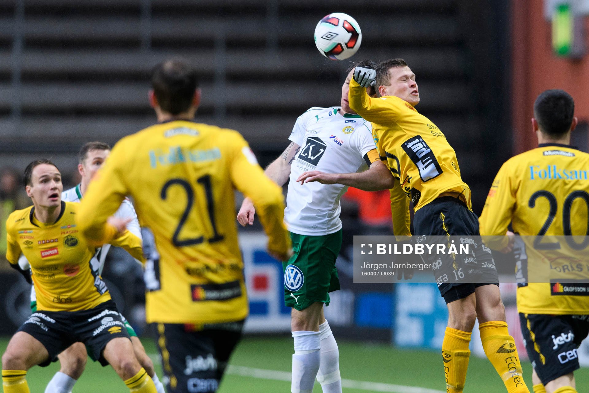 Elfsborgs Viktor Claesson i nickduell med Hammarbys Johan