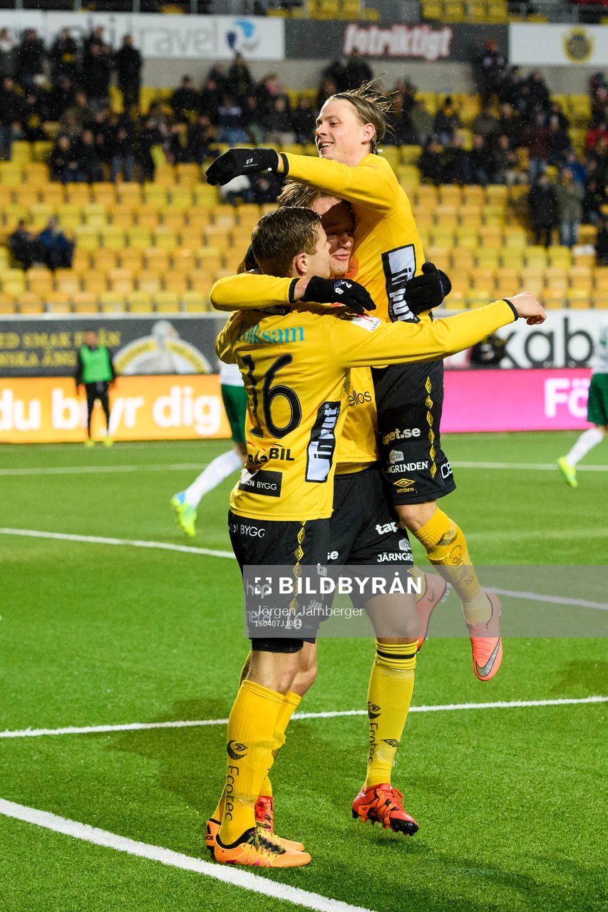 Elfsborgs Viktor Claesson jublar ihop med Viktor Prodell