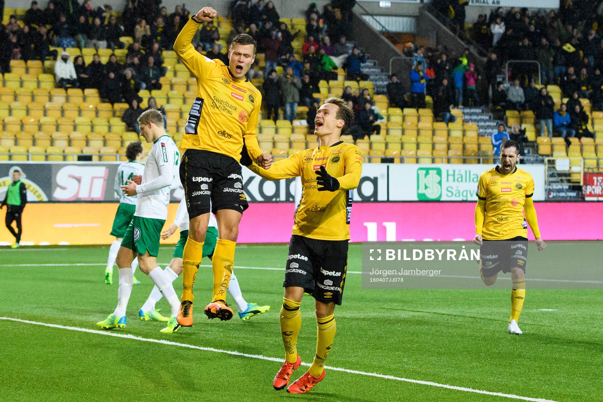 Elfsborgs Viktor Claesson jublar efter att gjort 2-0 under fotbollsmatchen i Allsvenskan mellan Elfsborg och Hammarby den 7 april 2016 i BORÅS.