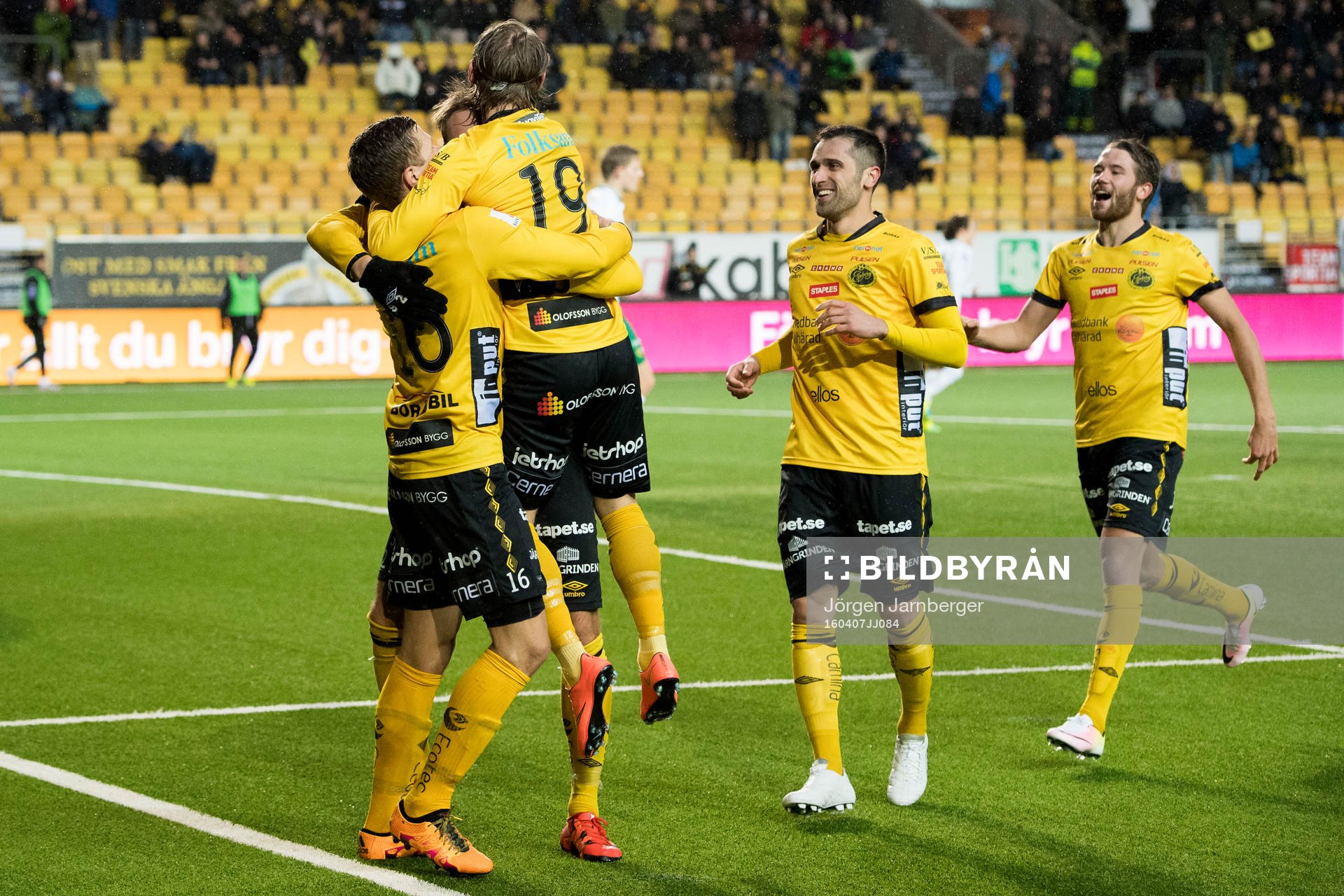 Elfsborgs spelare jublar efter att Viktor Claesson (vänster i bild) gjort 2-0 på straff under fotbollsmatchen i Allsvenskan mellan Elfsborg och Hammarby den 7 april 2016 i BORÅS.