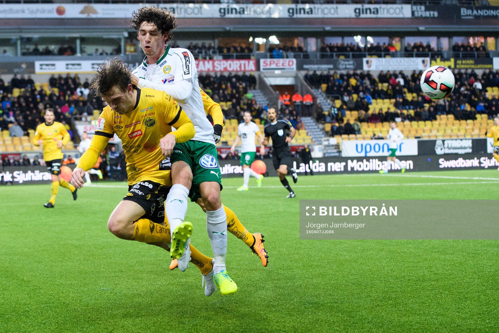 Elfsborgs Jesper Manns bryter boll av Hammarbys Romulo