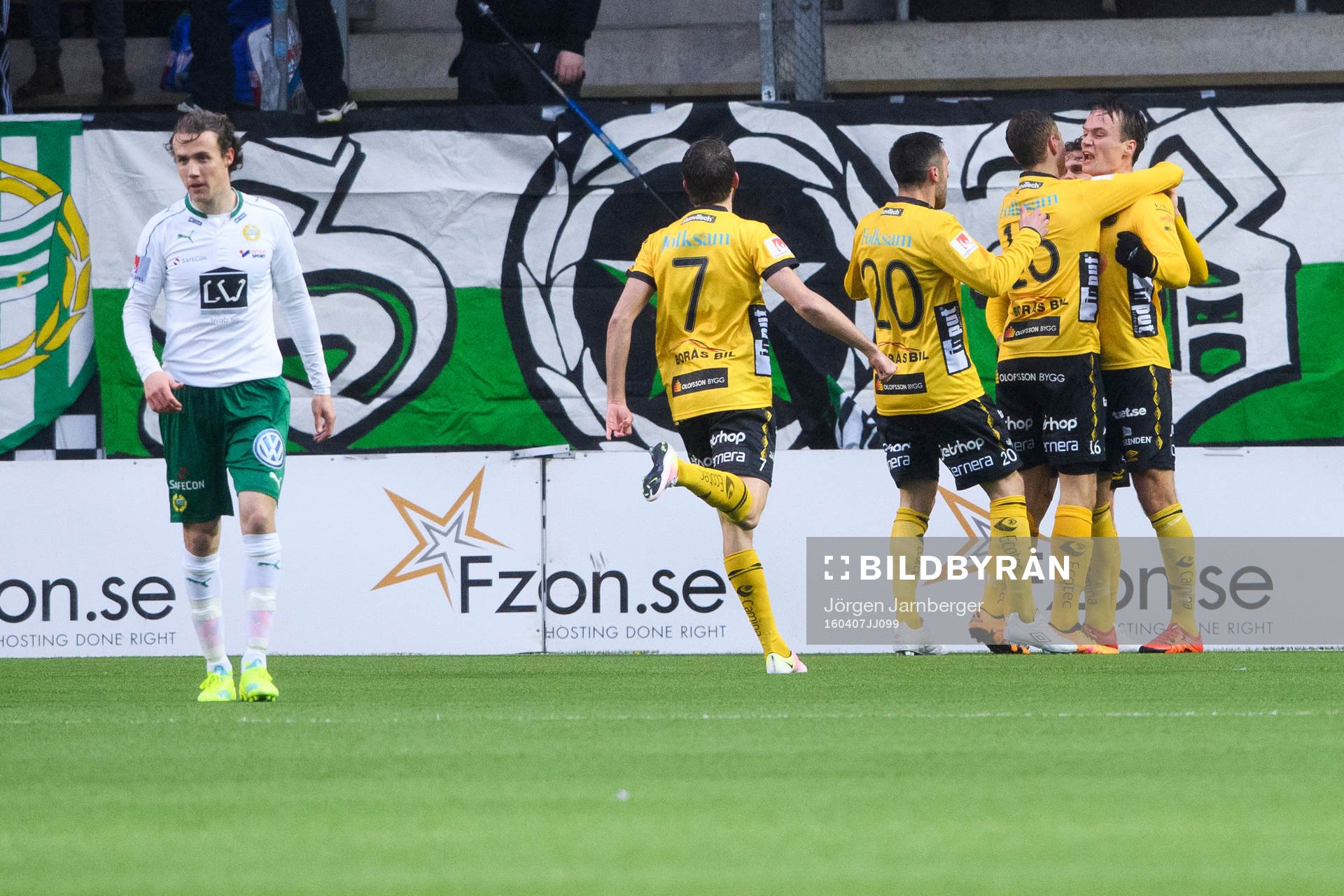 Elfsborgs Viktor Prodell (h) jublar ihop med spelarna