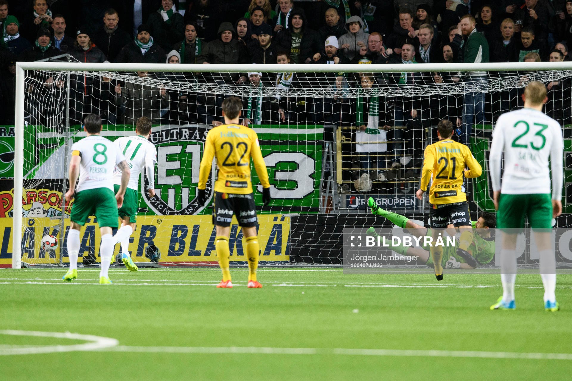 Hammarbys Arnor Smarason (rygg mot kameran) reducerar till