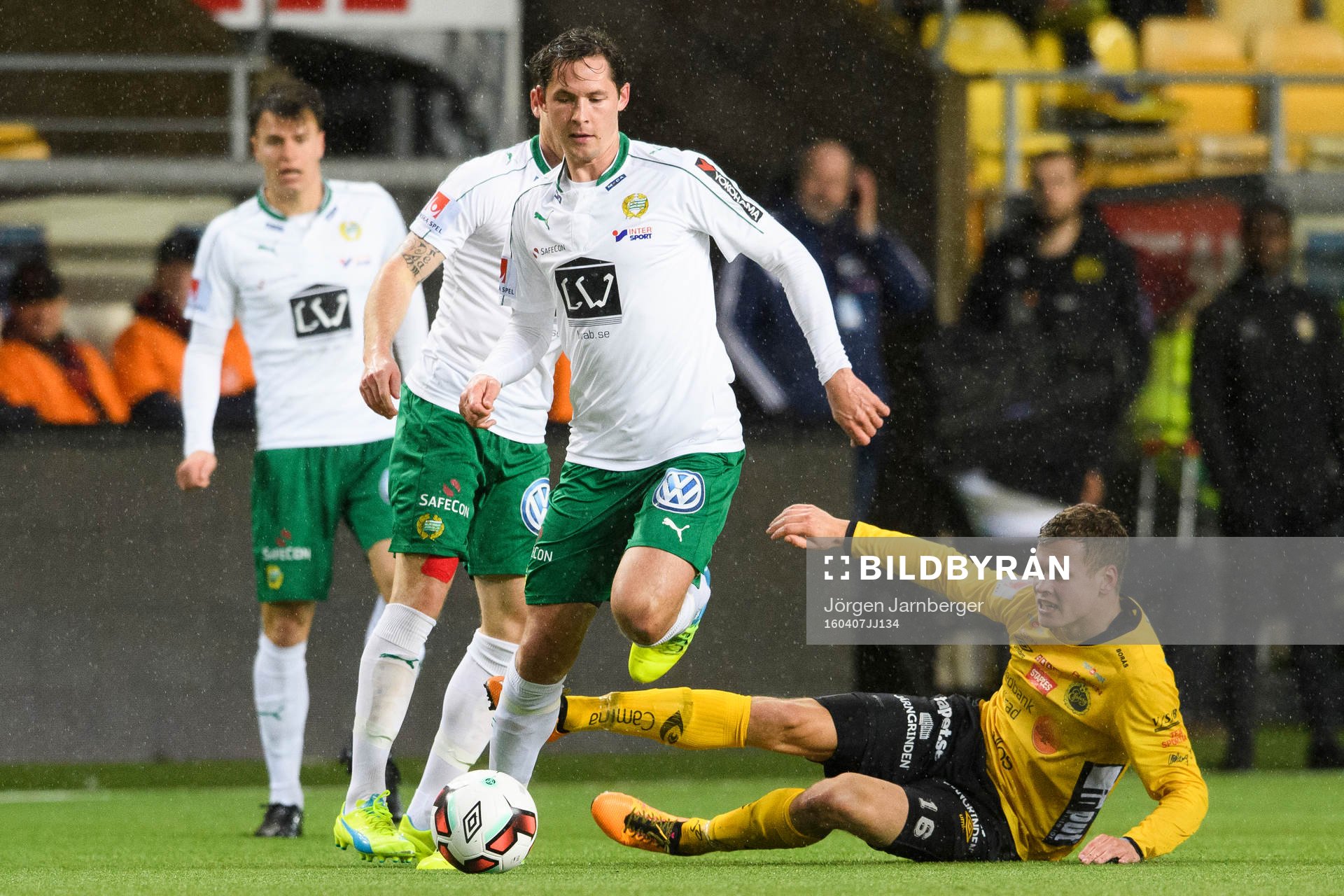 Hammarbys Philip Haglund tar sig förbi Elfsborgs Viktor