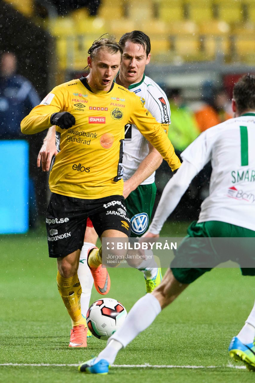 Elfsborgs Simon Hedlund med Hammarbys Johan Persson (i