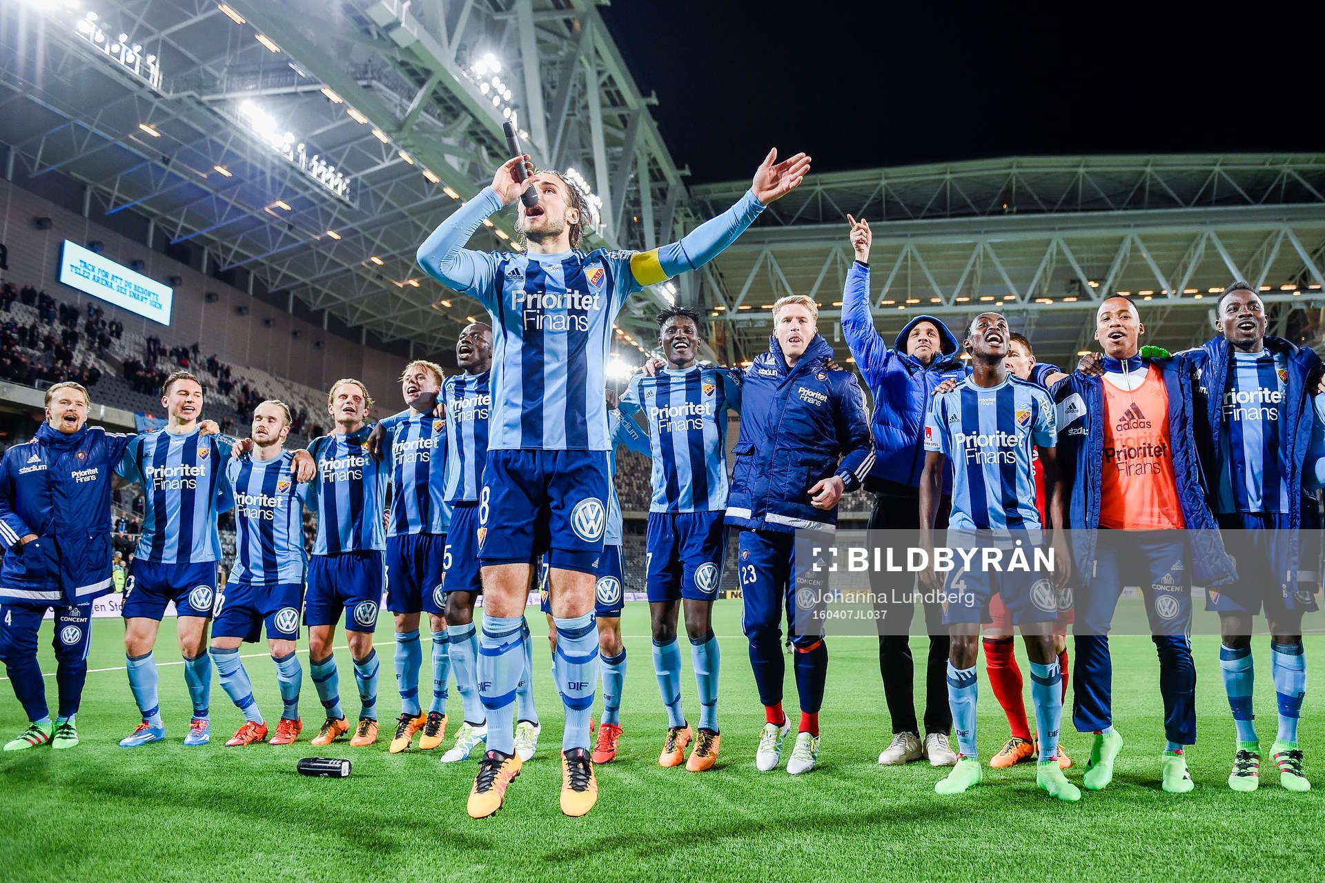 Djurgårdens Kevin Walker  jublar med publiken