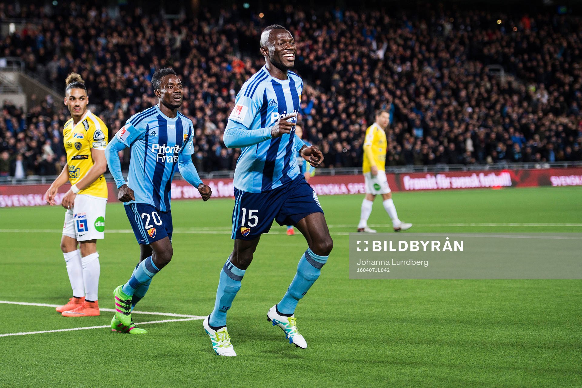 Djurgårdens Sam Johnson och Omar Colley jublar