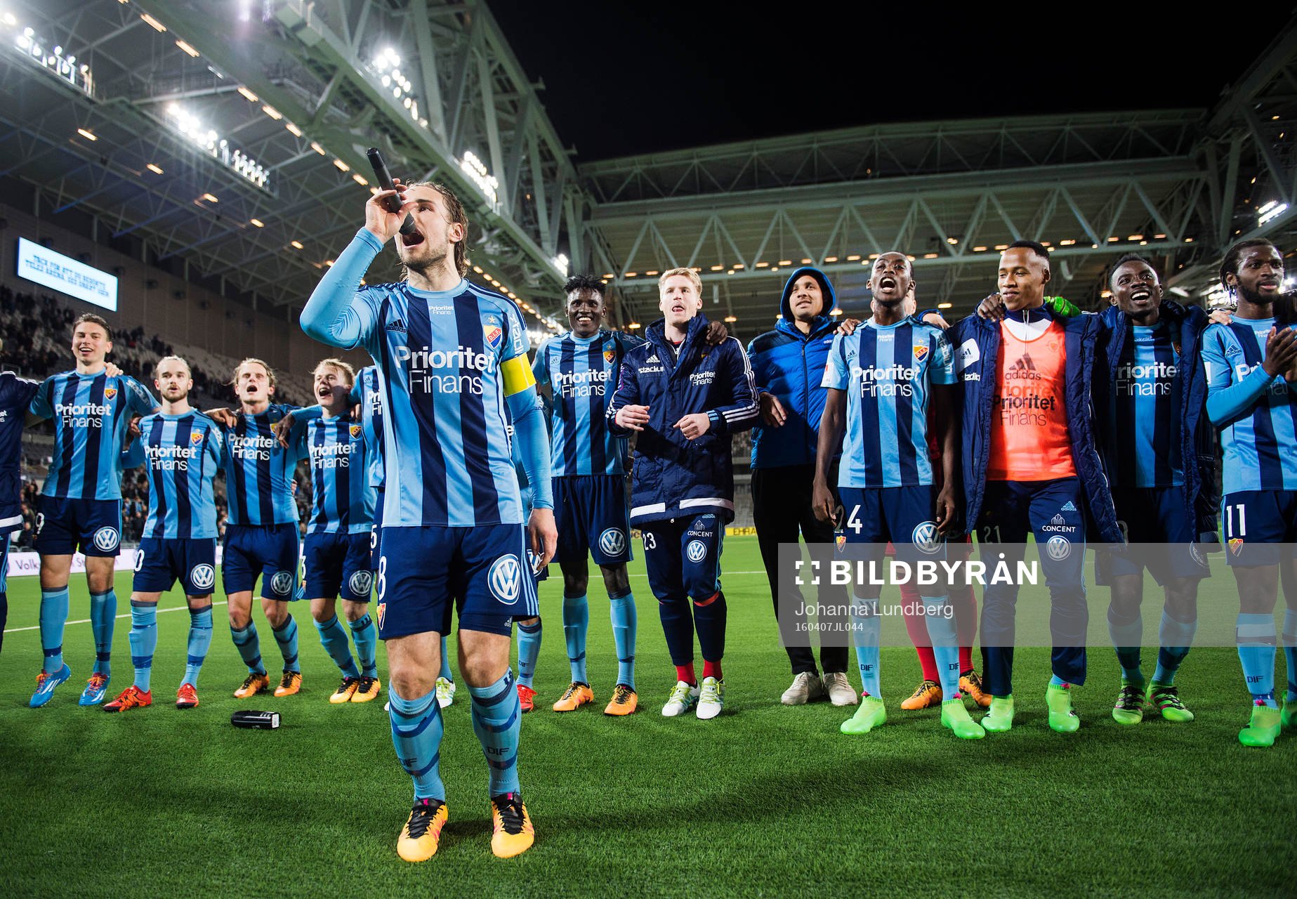 Djurgårdens Kevin Walker jublar med publiken