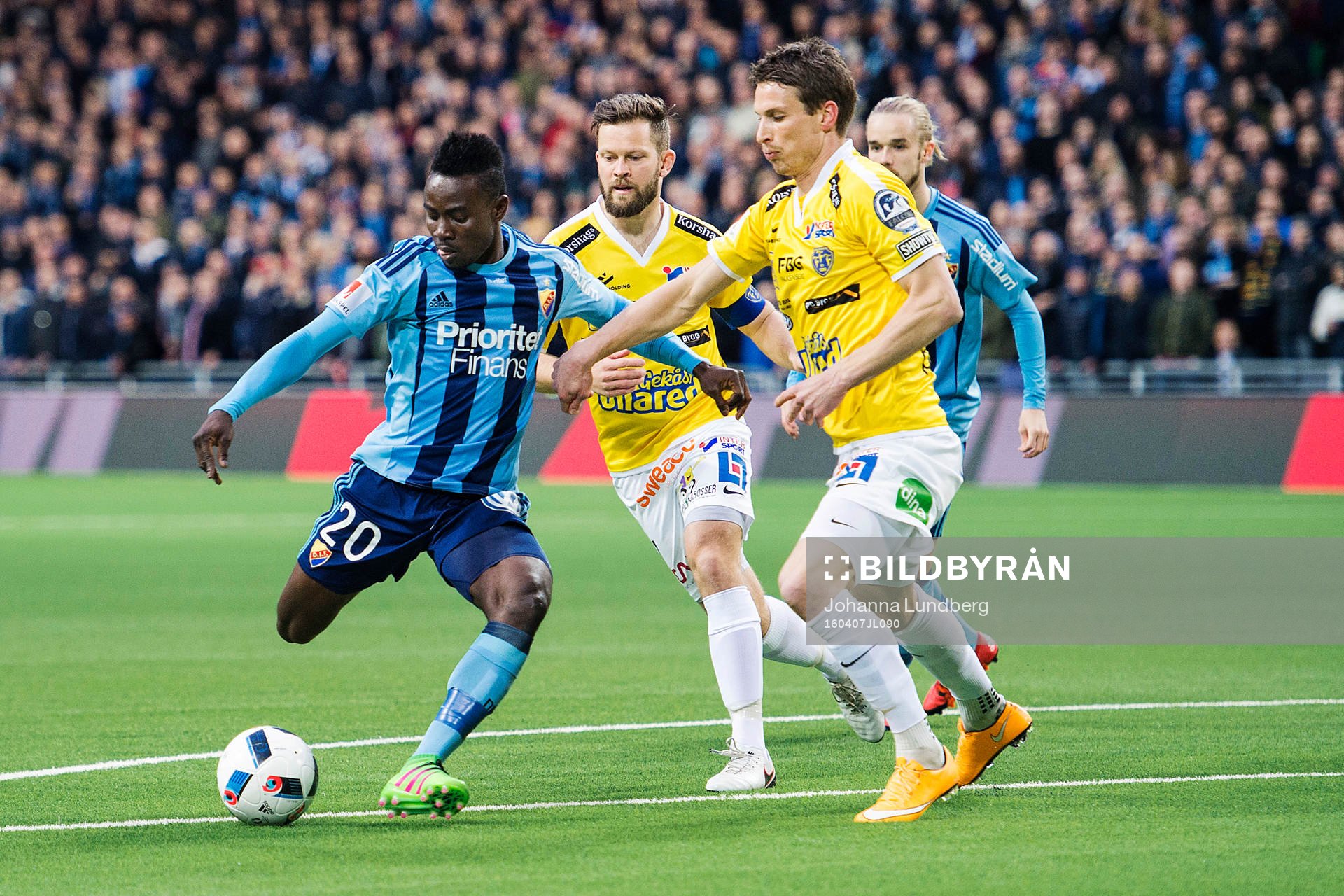 Djurgårdens Sam Johnson mot Falkenbergs David Svensson och
