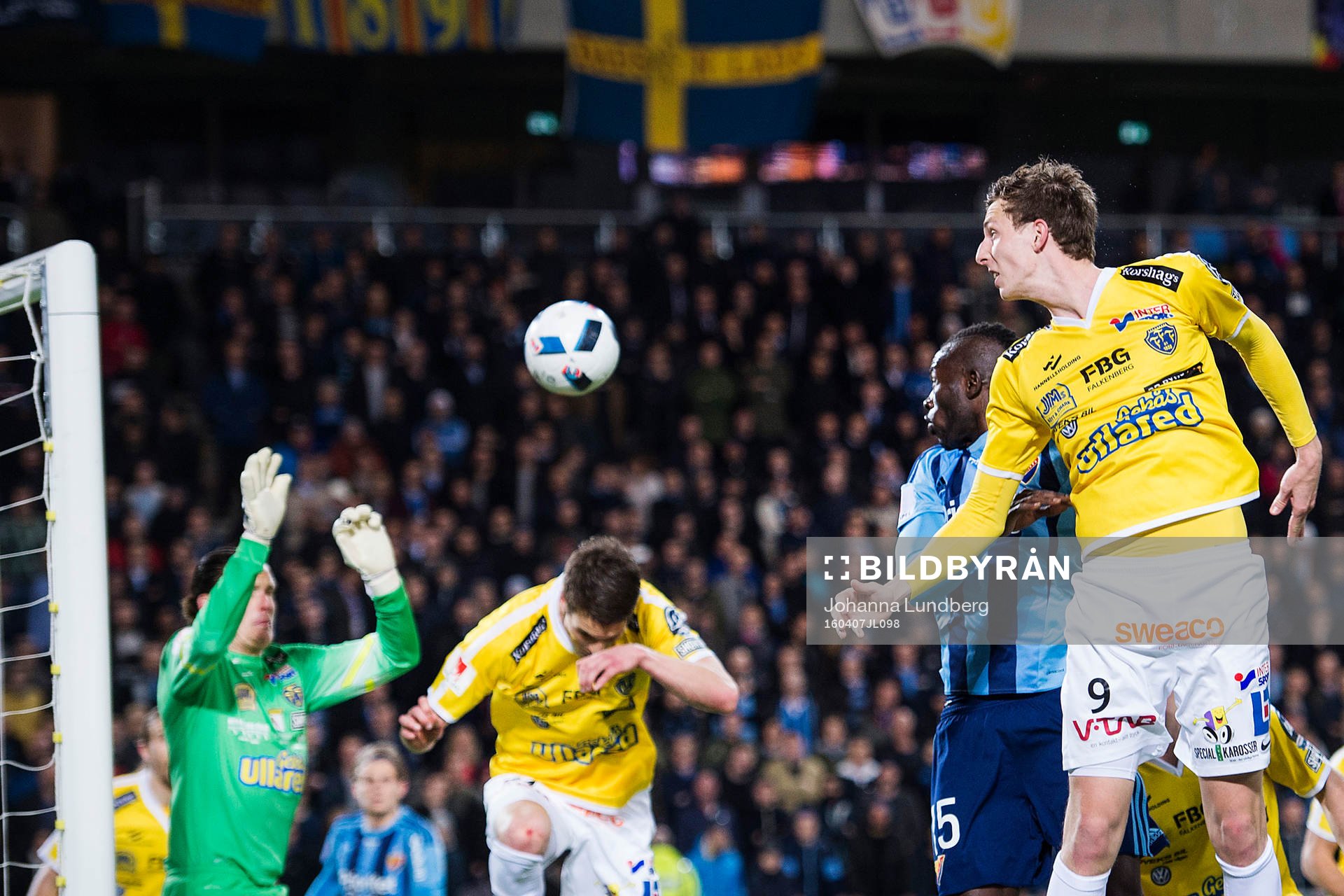 Falkenbergs Gustaf Nilsson ser hur hörnan från Djurgårdens Kevin Walker (ej i bild) går in bakom målvakt Otto Martler under fotbollsmatchen i Allsvenskan mellan Djurgården och Falkenberg den 7 april 2016 i Stockholm.