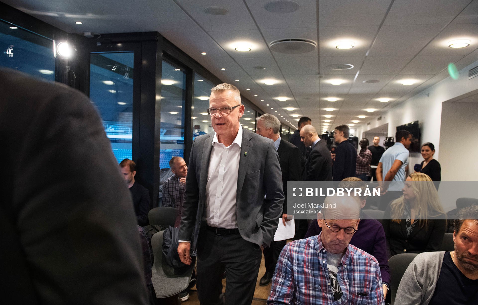 Jan Andersson på väg in till en presskonferens anordnad