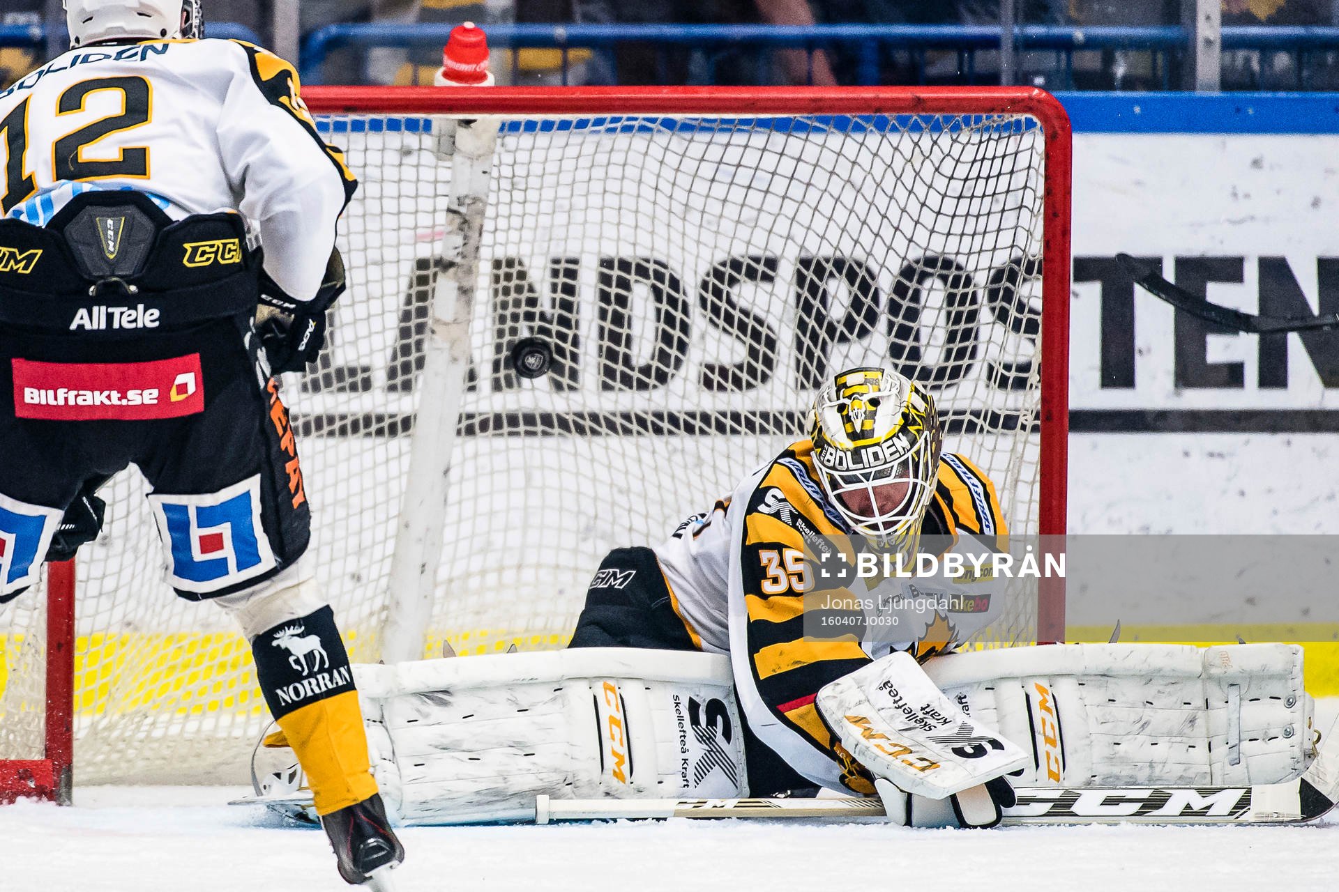 Växjös Tuomas Kiiskinen (ej i bild) skjuter pucken i mål