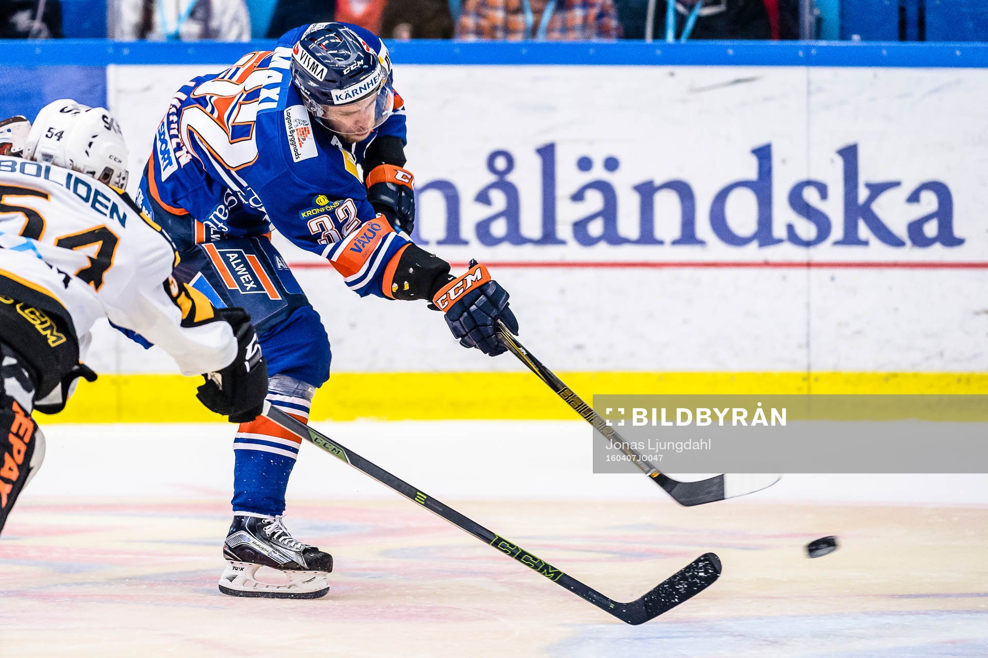 Växjös Sakari Salminen skjuter mot mål