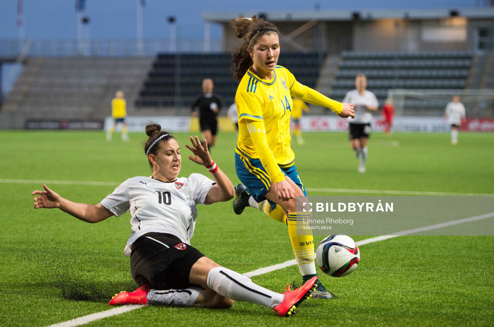 Österrikes Marina Georgieva och Sveriges Loreta Kullashi