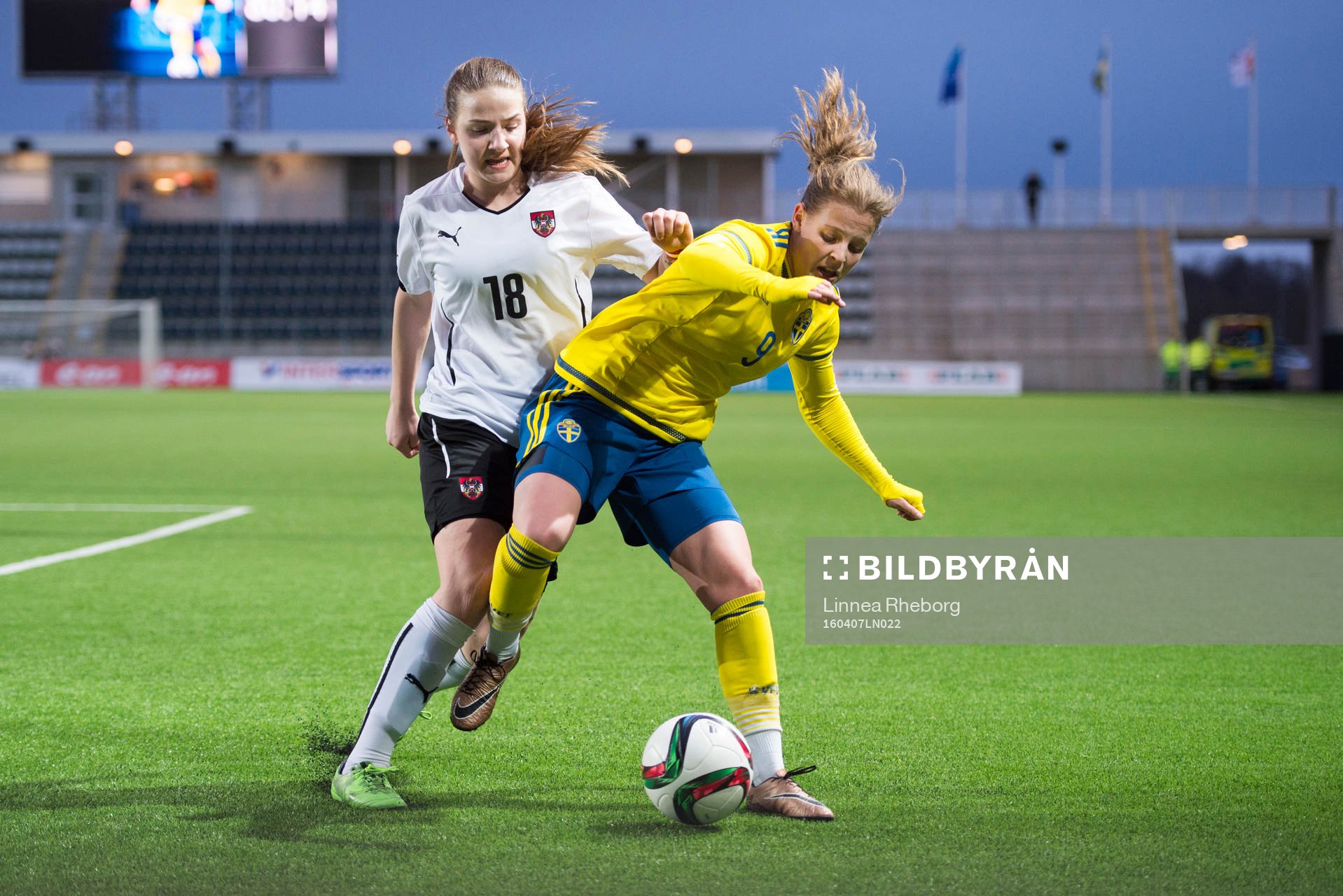Österrikes Anna Egretzberger och Sveriges Anna Anvegård i kamp om bollen under EM-kvalet för F19 den 7 april 2016 i Linköping.
