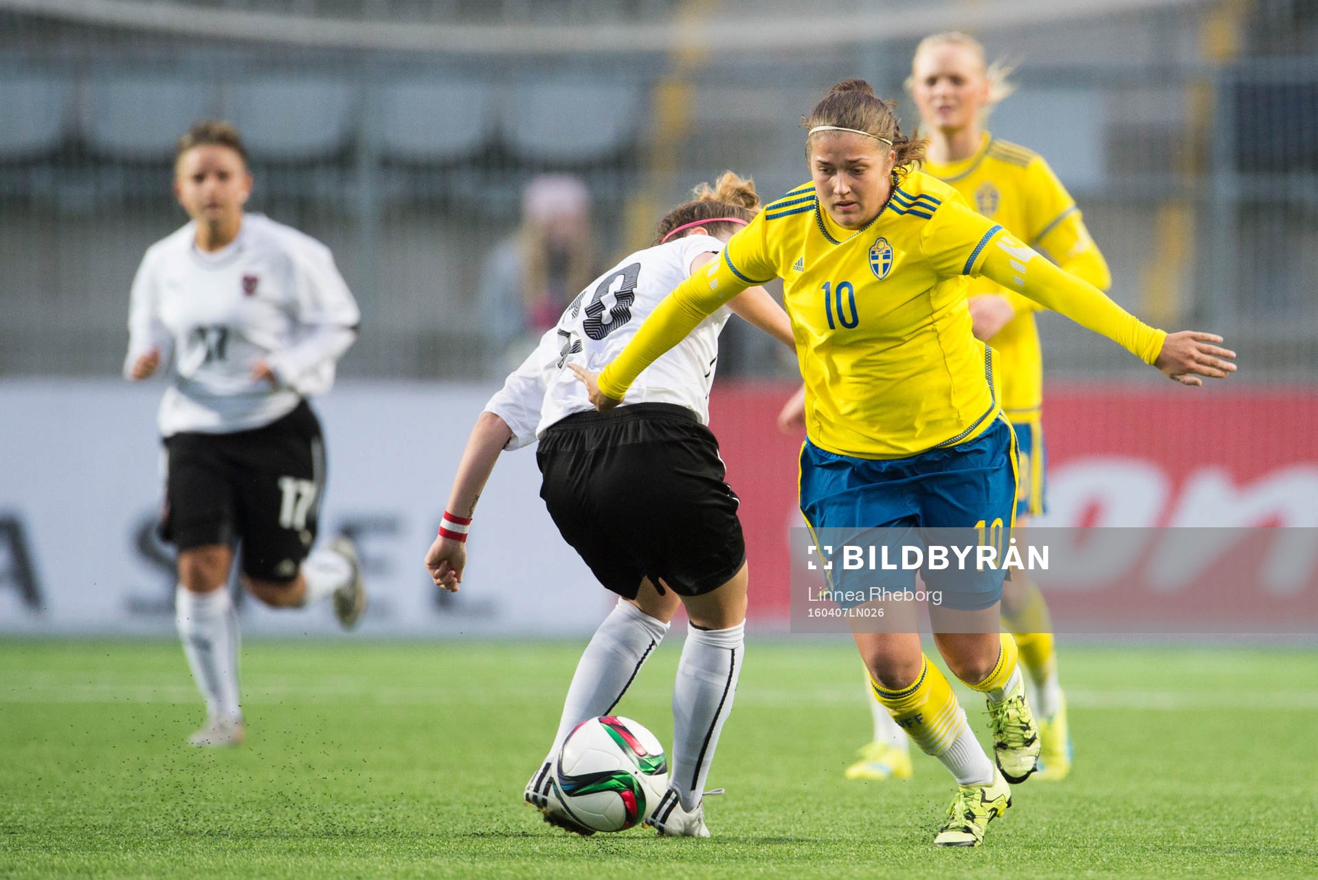 Sveriges Filippa Angeldal i kamp om bollen med Österrikes Sandrine Sobotka under EM-kvalet för F19 den 7 april 2016 i Linköping.