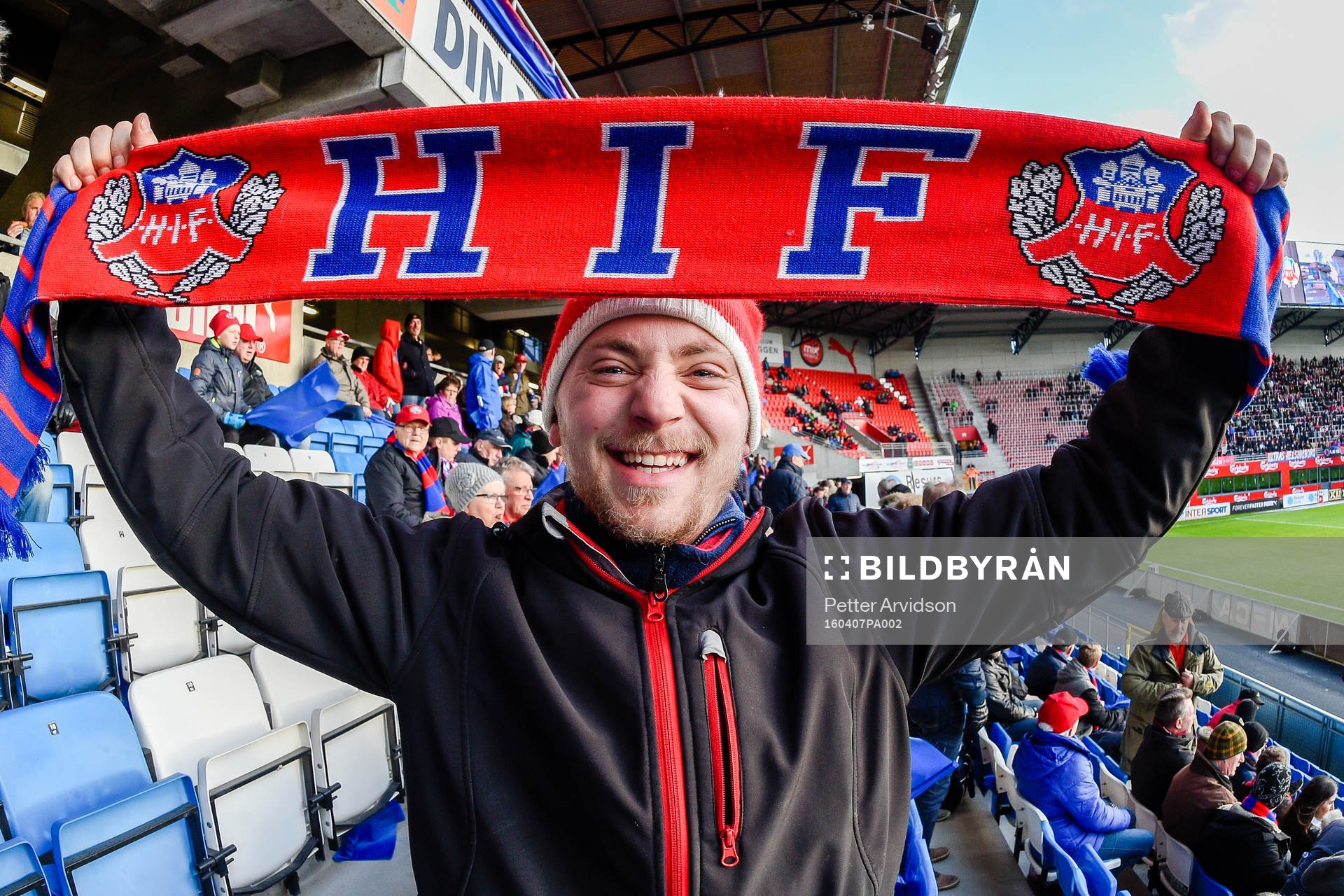 Helsingborgs supporter med halsduk före fotbollsmatchen i