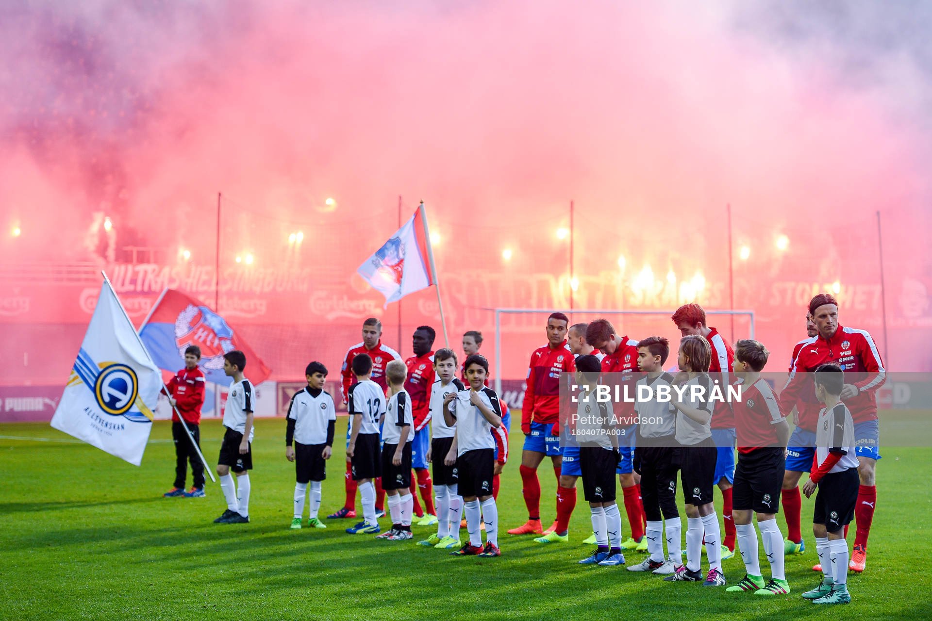Helsingborgs  spelare före fotbollsmatchen i Allsvenskan