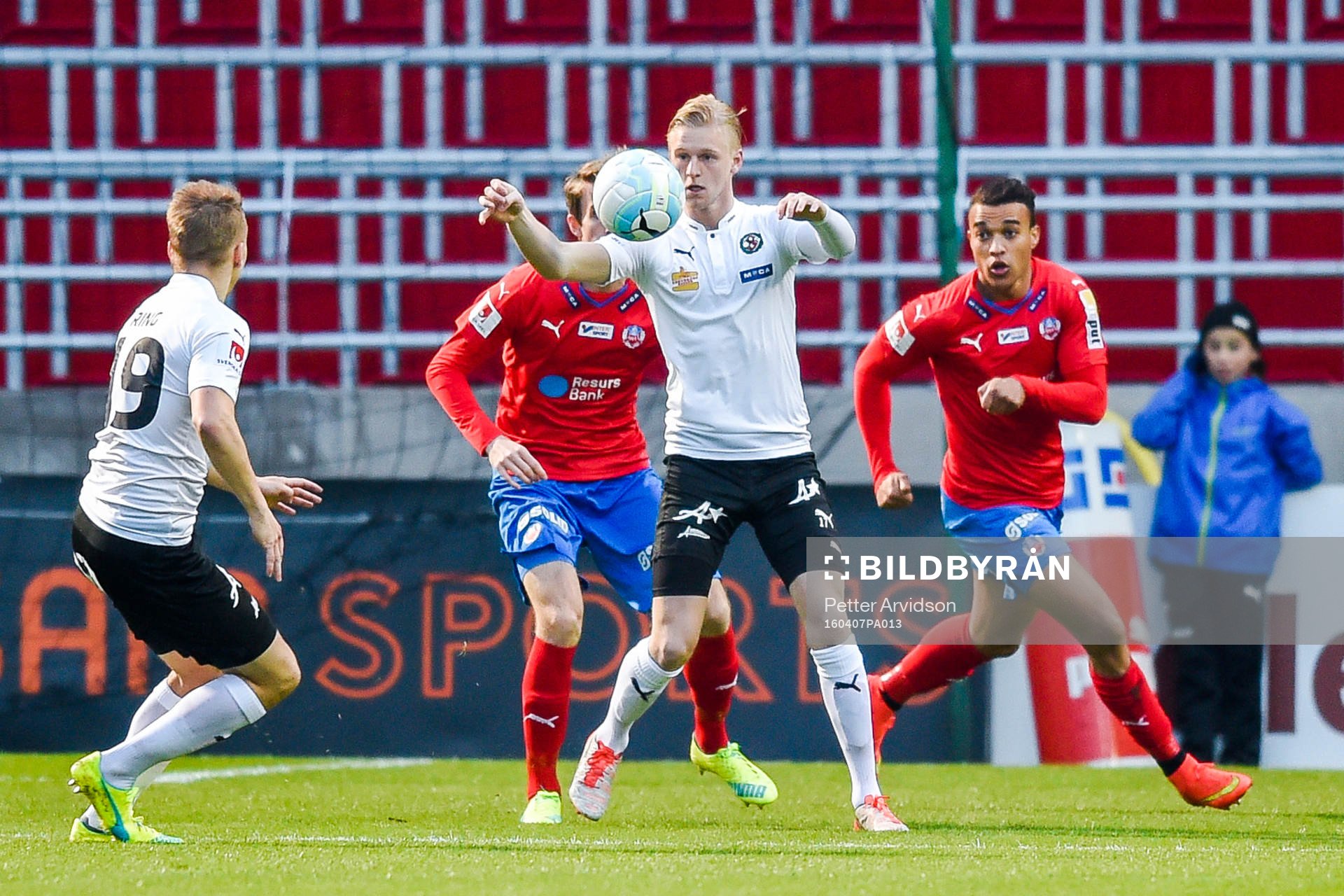 Örebros Karl Holmberg och Helsingborgs Matthew Rusike