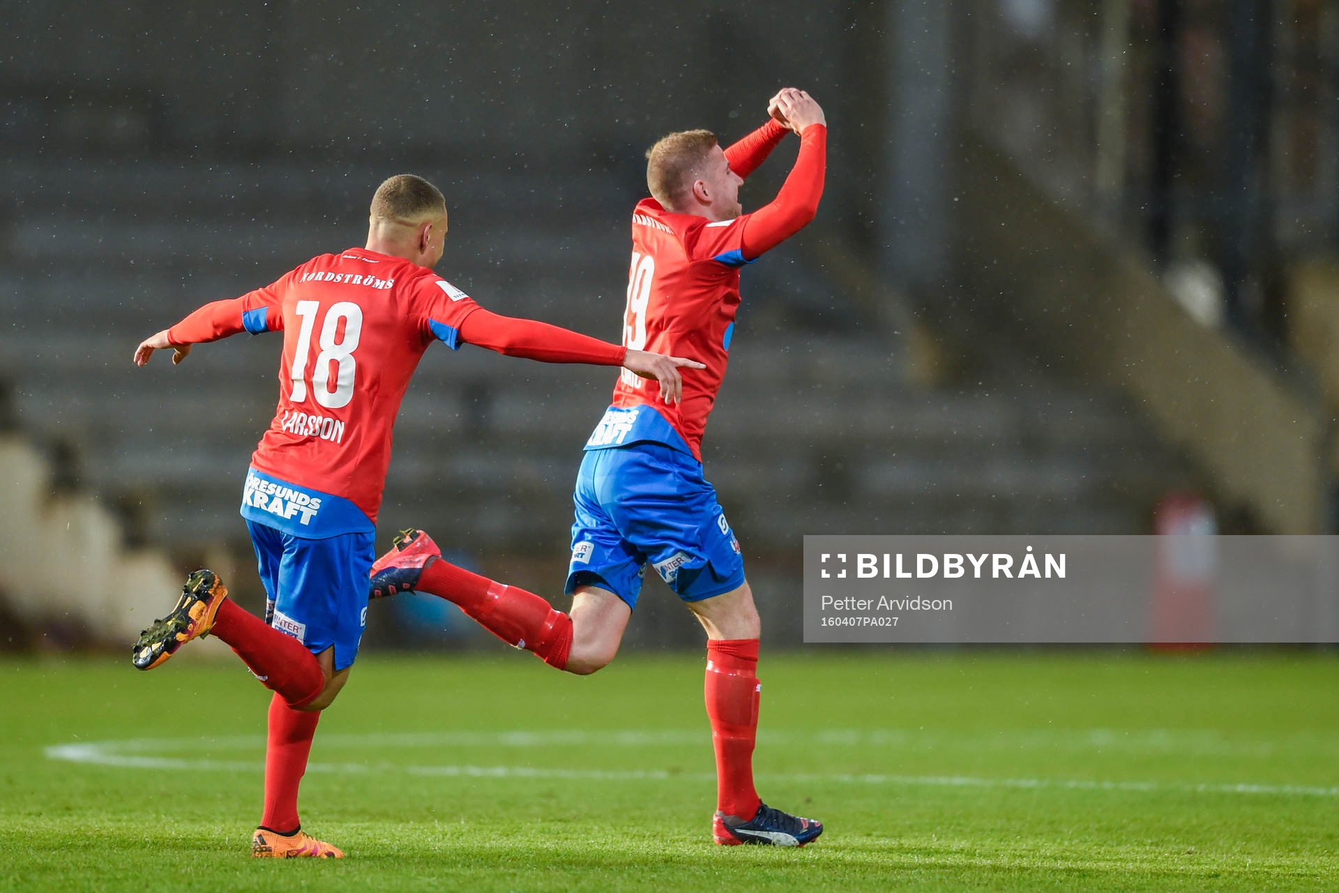 Helsingborgs Jordan Larsson och Darijan Bojanić jublar